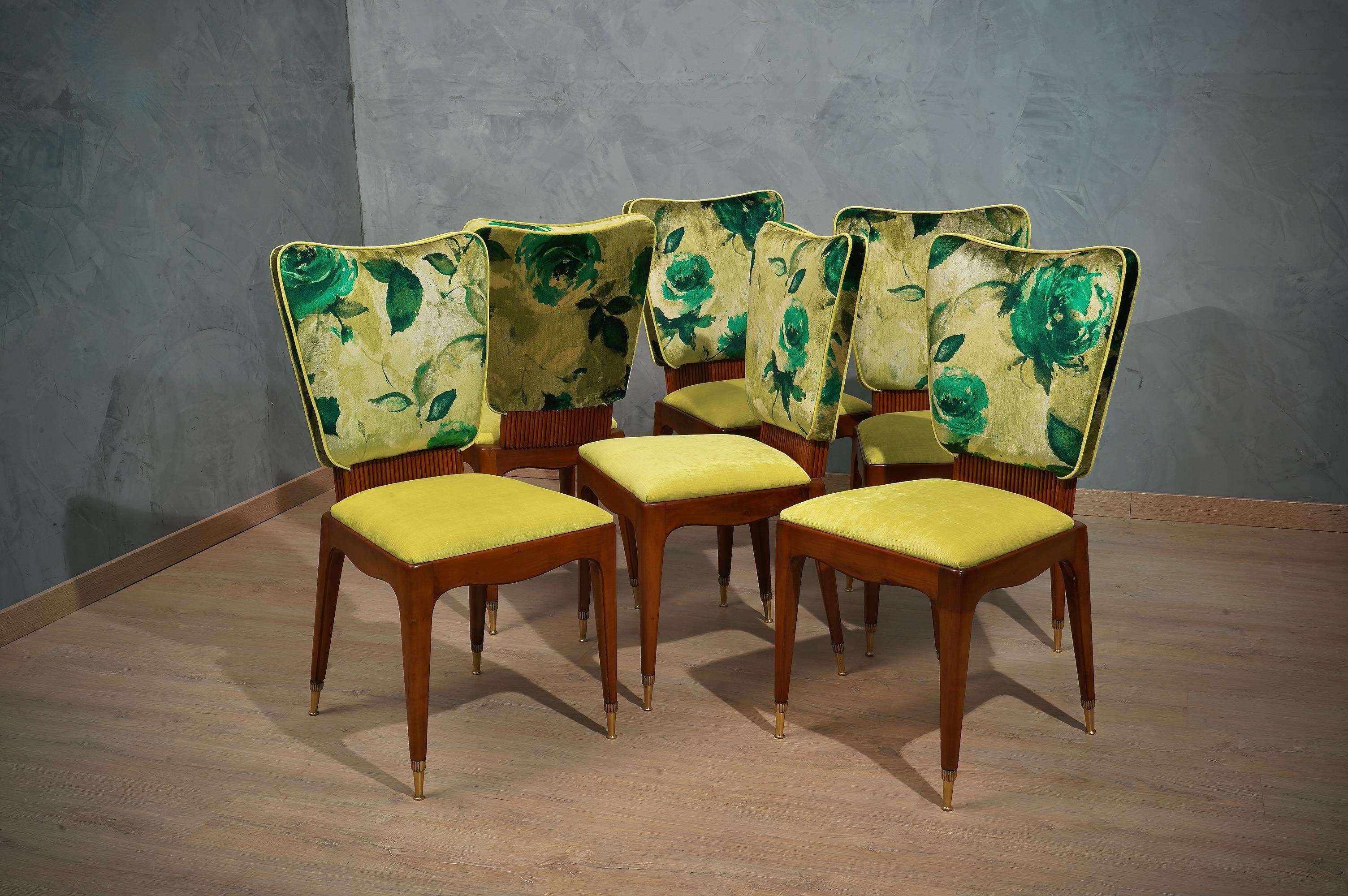 Six fantastic chairs with the unmistakable Italian design by Osvaldo Borsani, with an unmistakable fabric that enhances the shapes of the Italian architect.

The chairs are in cherry wood and have a very special design. A very large seat and a very