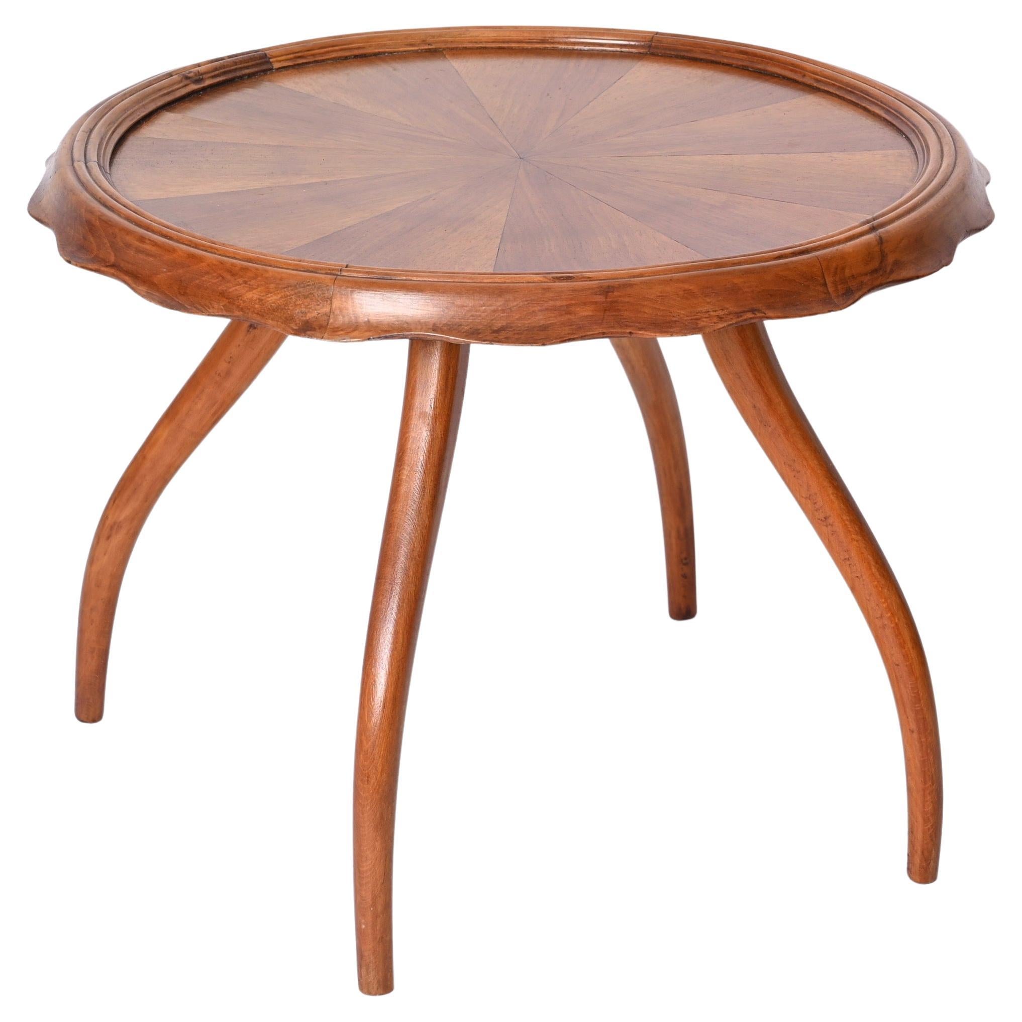 Merveilleuse table basse ronde en noyer ancien. Cette pièce fantastique a été conçue par Osvaldo Borsani dans les années 1940 en Italie.

La table basse, entièrement fabriquée dans un superbe noyer, présente un superbe plateau avec le cadre