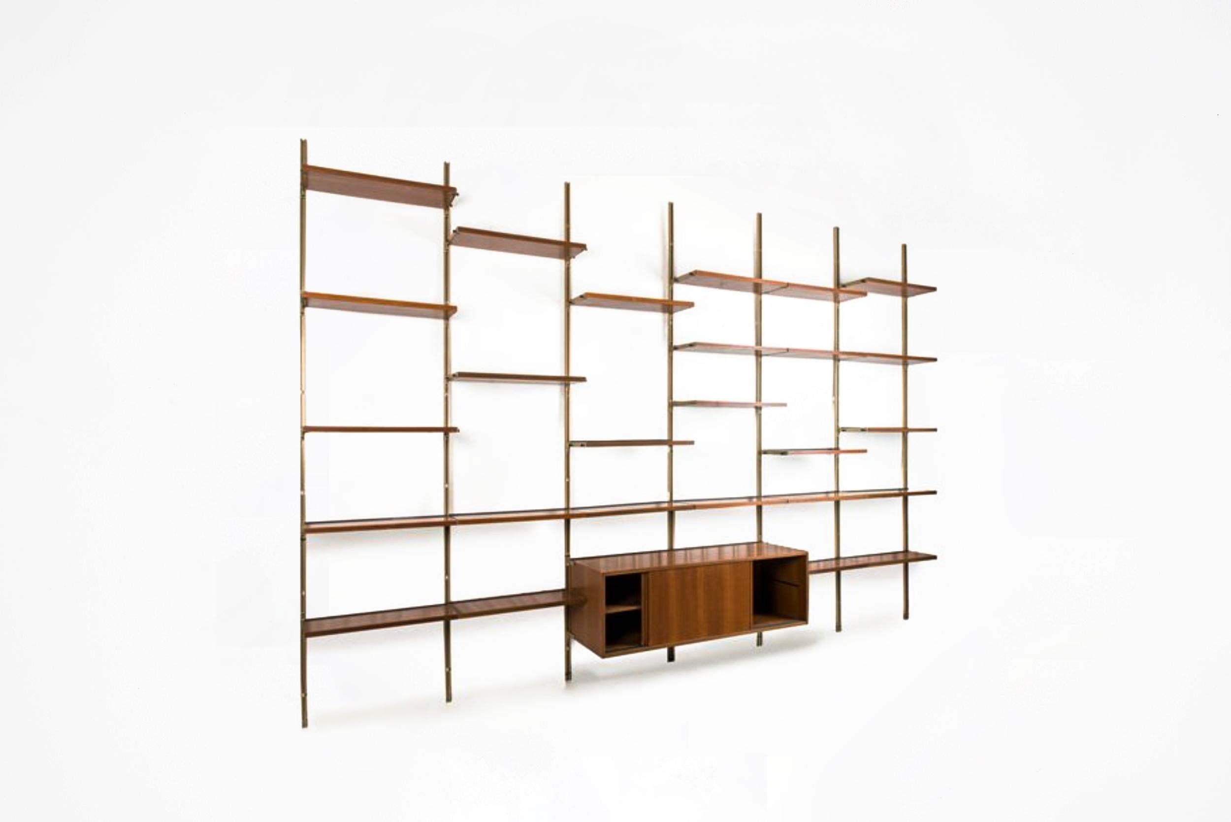 Osvaldo Borsani (1911-1985)

Bookcase model “E 22”
Manufactured by Tecno
Varedo (Italy), 1951
Rosewood, aluminium

Measurements
423 cm x 49 cm x 292 H in
166.55 in x 19.29 in x 114.96 H in

Certificate
Expertise from Osvaldo Borsani