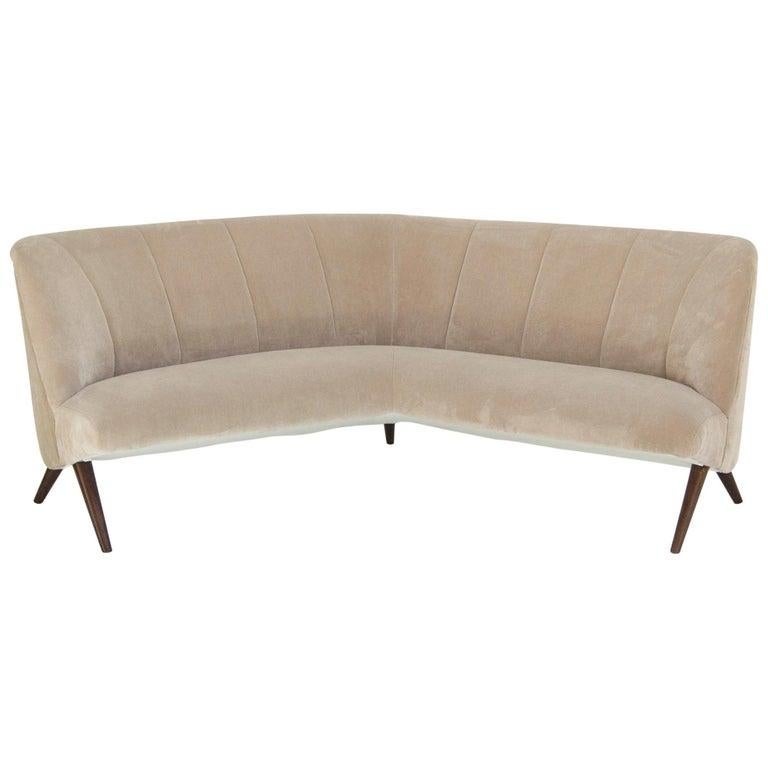 Tissu d'ameublement Canapé Boomerang d'Osvaldo Borsani en velours gris courbé mi-siècle moderne italien en vente