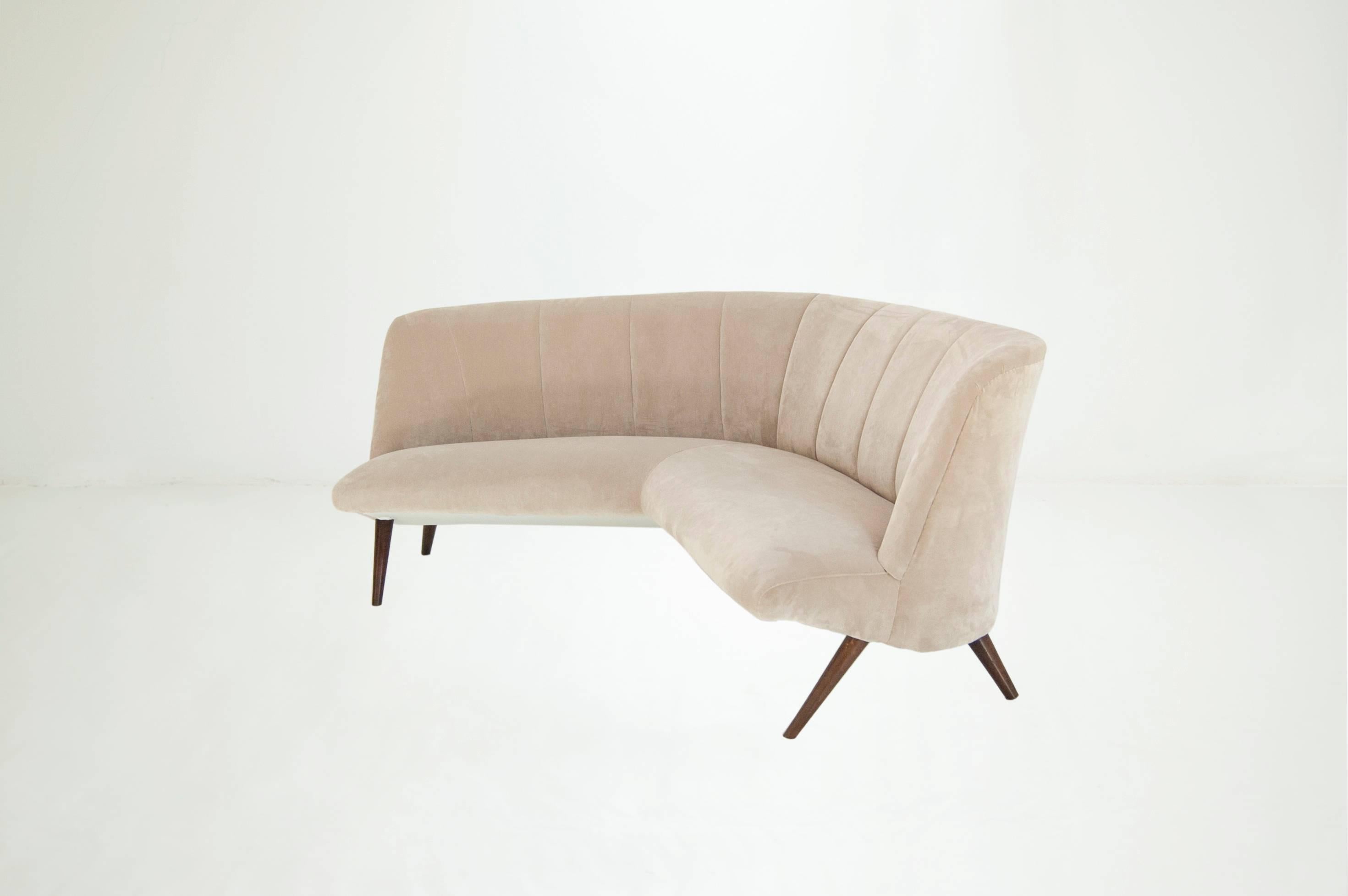 Canapé courbe
Fabriqué par L'Atelier di Varedo, Italie.
Italie, 1947
Châtaignier et tapissé de velours gris

Mesures
225 cm x 130 cm x 85h cm.
88,5 in x 51,18 in x 33,46h in.

Littérature
G. Gramigna, F. Ierace : Osvaldo Borsani. Pages 198 et 199.