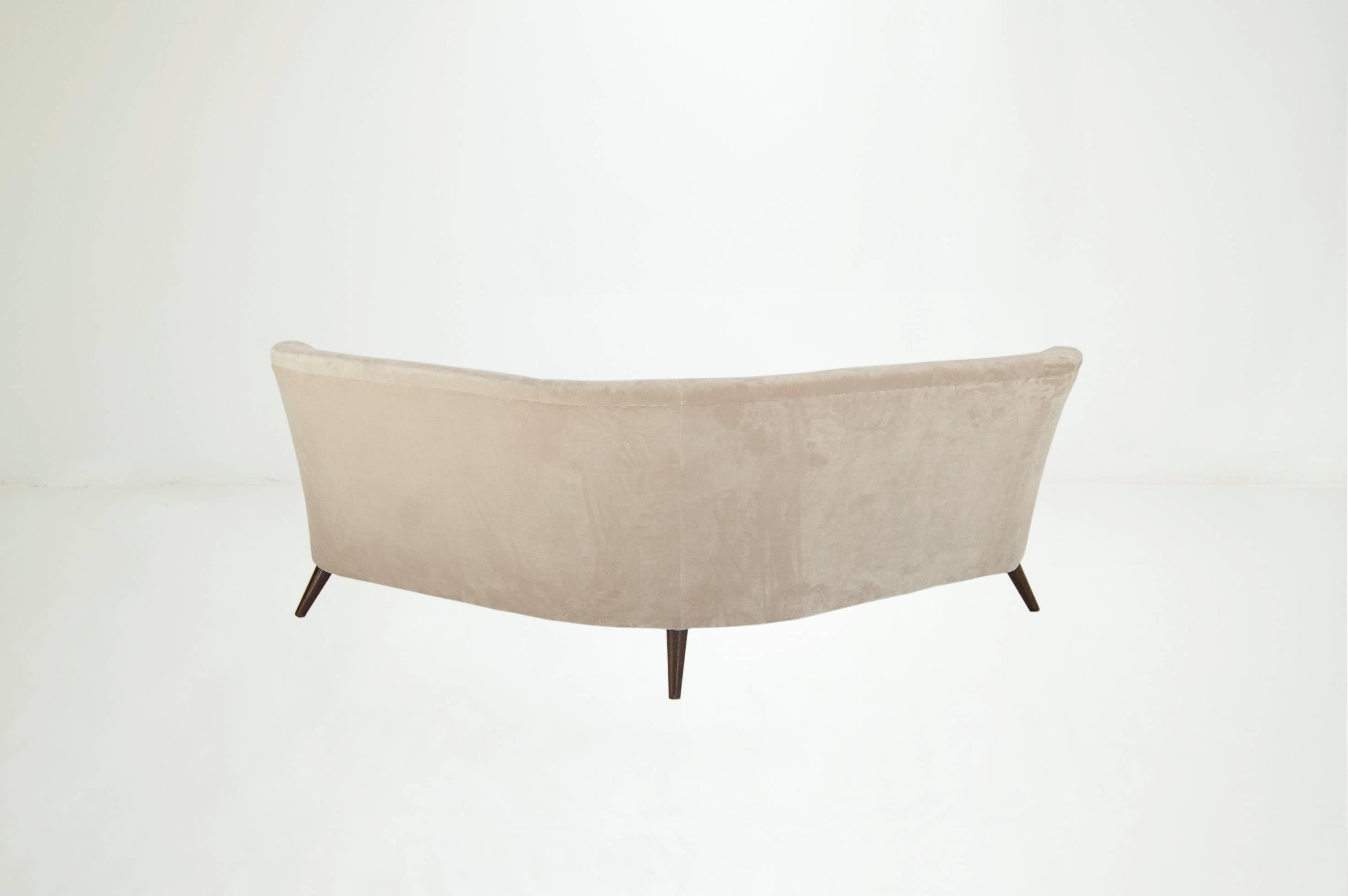Mid-Century Modern Osvaldo Borsani Boomerang curved grey velvet Sofa mid-century modern Italian  For Sale