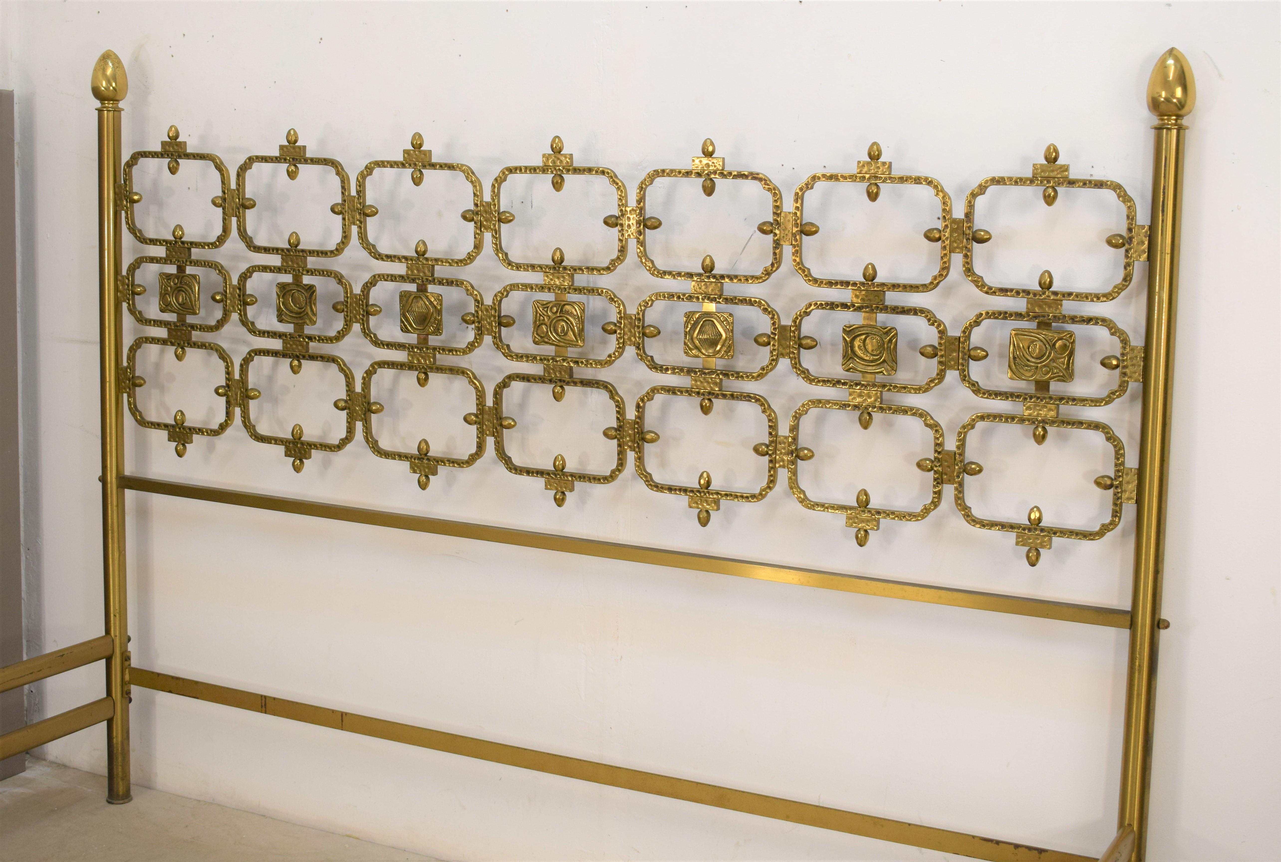 Osvaldo Borsani brass double bed, 1960s.
Dimensions: H= 128 cm; W=175 cm; D=205 cm; Seat Height = 32 cm.