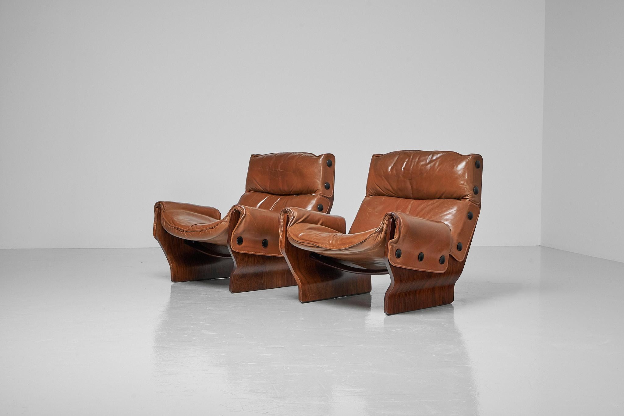 Iconic so-called pair of 'Canada' lounge chairs model P110 designed by Osvaldo Borsani and manufactured by Tecno, Italy, 1965. The Canada chair is constructed by 2 moulded plywood side panels, connected with 2 bent wooden cross bars, which holds the