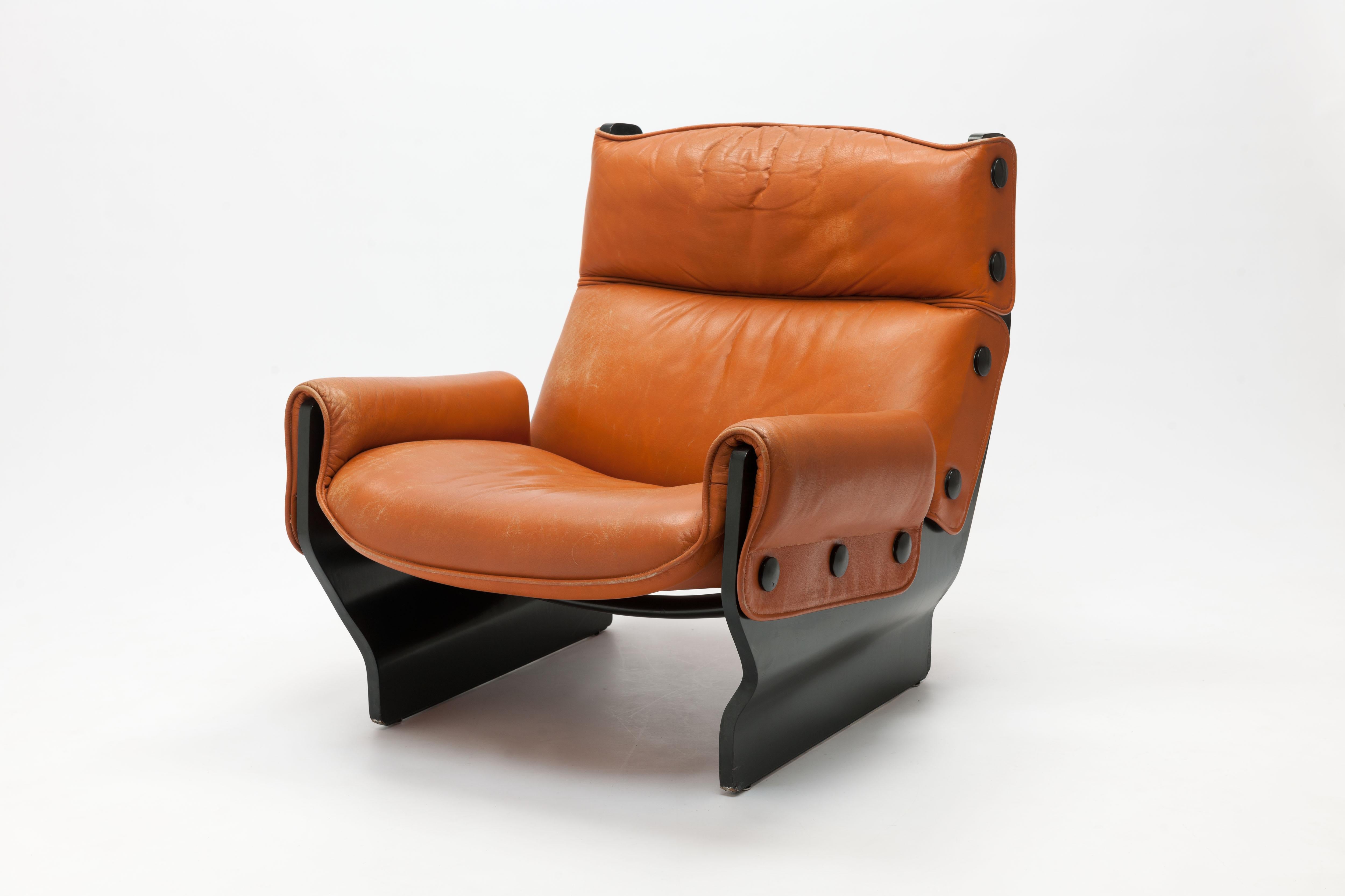 All original 1970s P110 / 'Canada' lounge chair by Osvaldo Borsani for Tecno, Italy.
Black frame with original leather upholstery.
Borsani designed this bold lounge chair in 1965 part of the 'slender line', it is a smart knock down construction