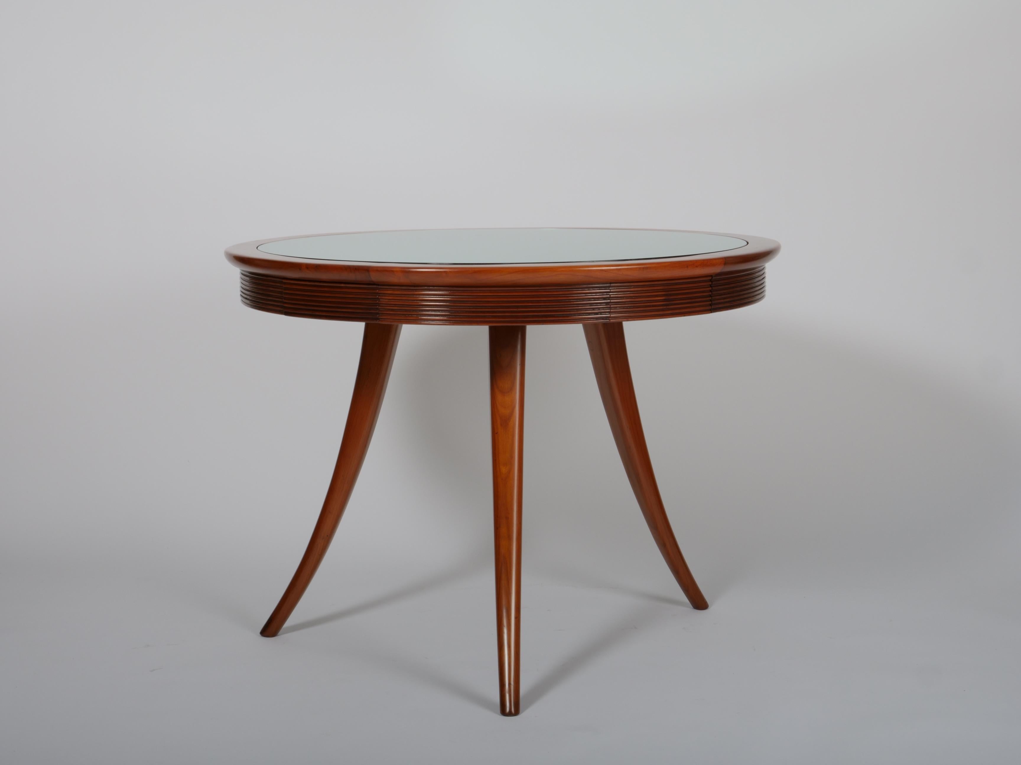 Raro tavolo da gioco di Osvaldo Borsani per Atelier Borsani Varedo.  Italia c1950

La parte superiore può essere ruotata. Un lato sentiva l'altro un vetro verde. 

Ci sono cinque cassetti intorno al tavolo.

Etichetta in metallo Borsani all'interno