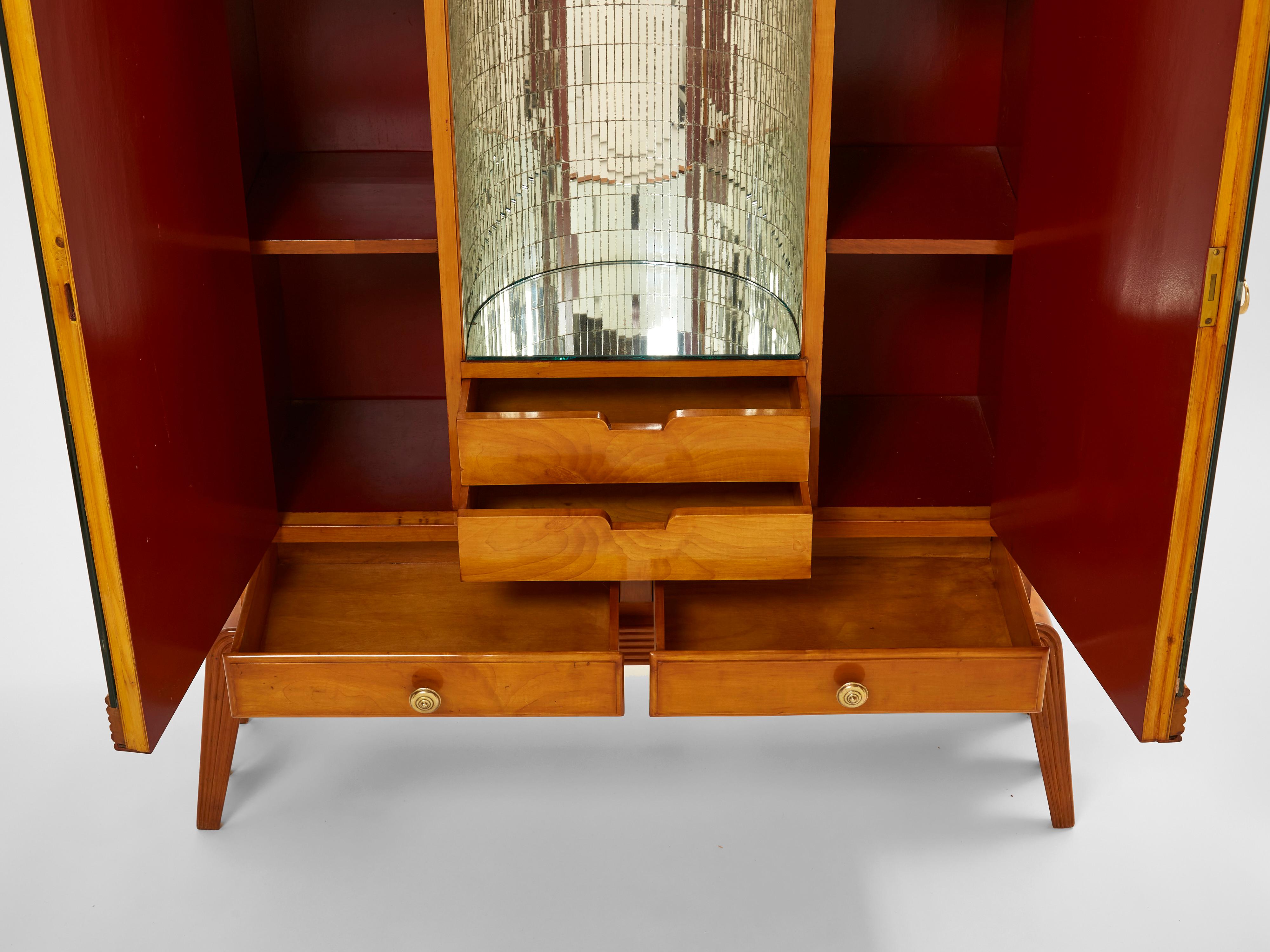 Milieu du XXe siècle Osvaldo Borsani meuble de bar à miroirs en bois de cerisier pour Abv, 1940 en vente