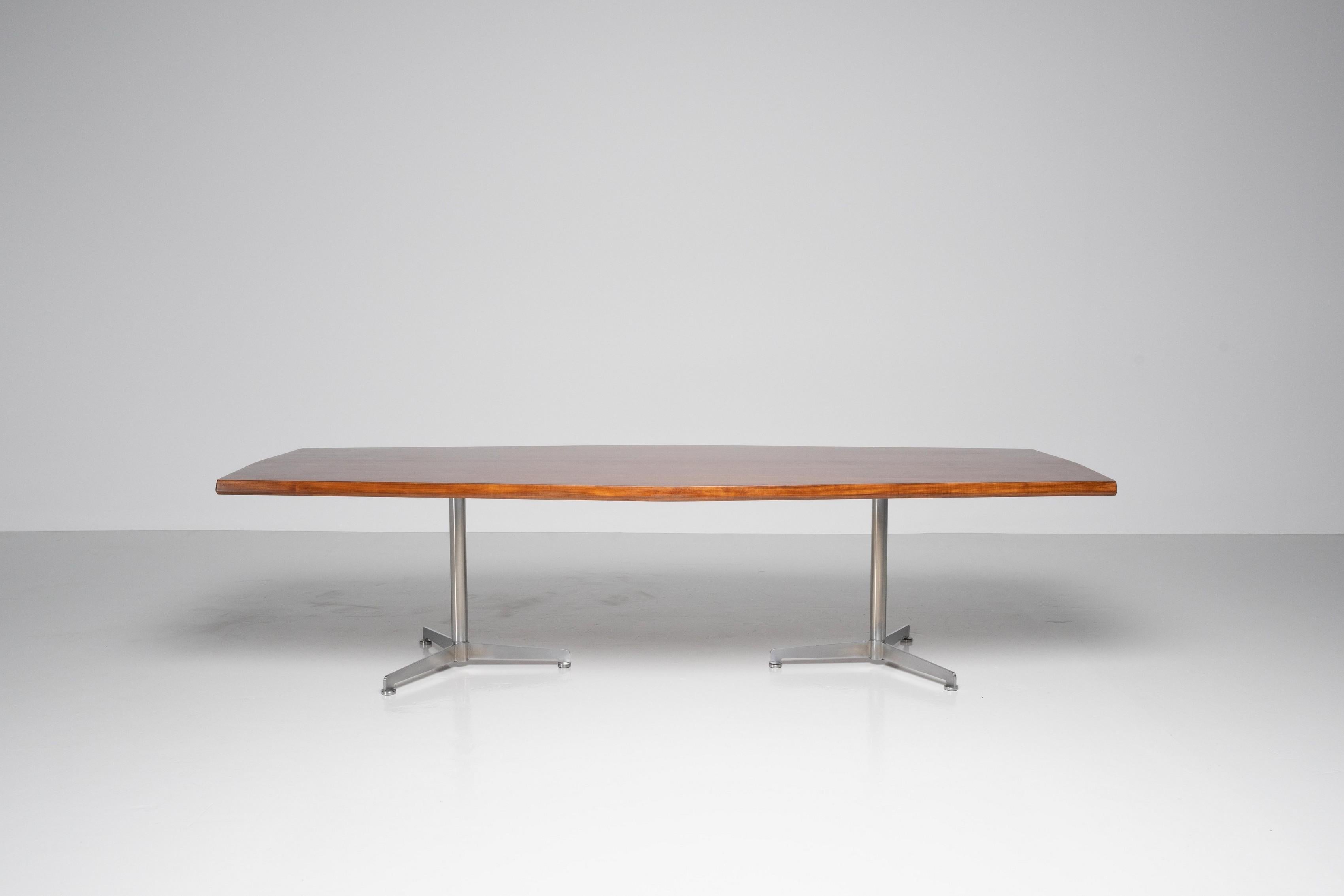 Very nice and refined 'T58b' conference table designed by Osvaldo Borsani and produced in Italy by Tecno in 1962. This table consists of a solid stainless steel base and a wooden top. The top has  a very stunning mirrored walnut veneer running in