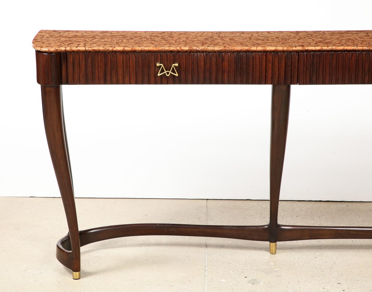 Table console No. 7103 par Osvaldo Borsani pour ABV.  Marbre, acajou, palissandre, bronze, laiton. Variante à 2 tiroirs d'un design très recherché. Conserve l'étiquette d'origine Borsani ABV à l'intérieur du tiroir.