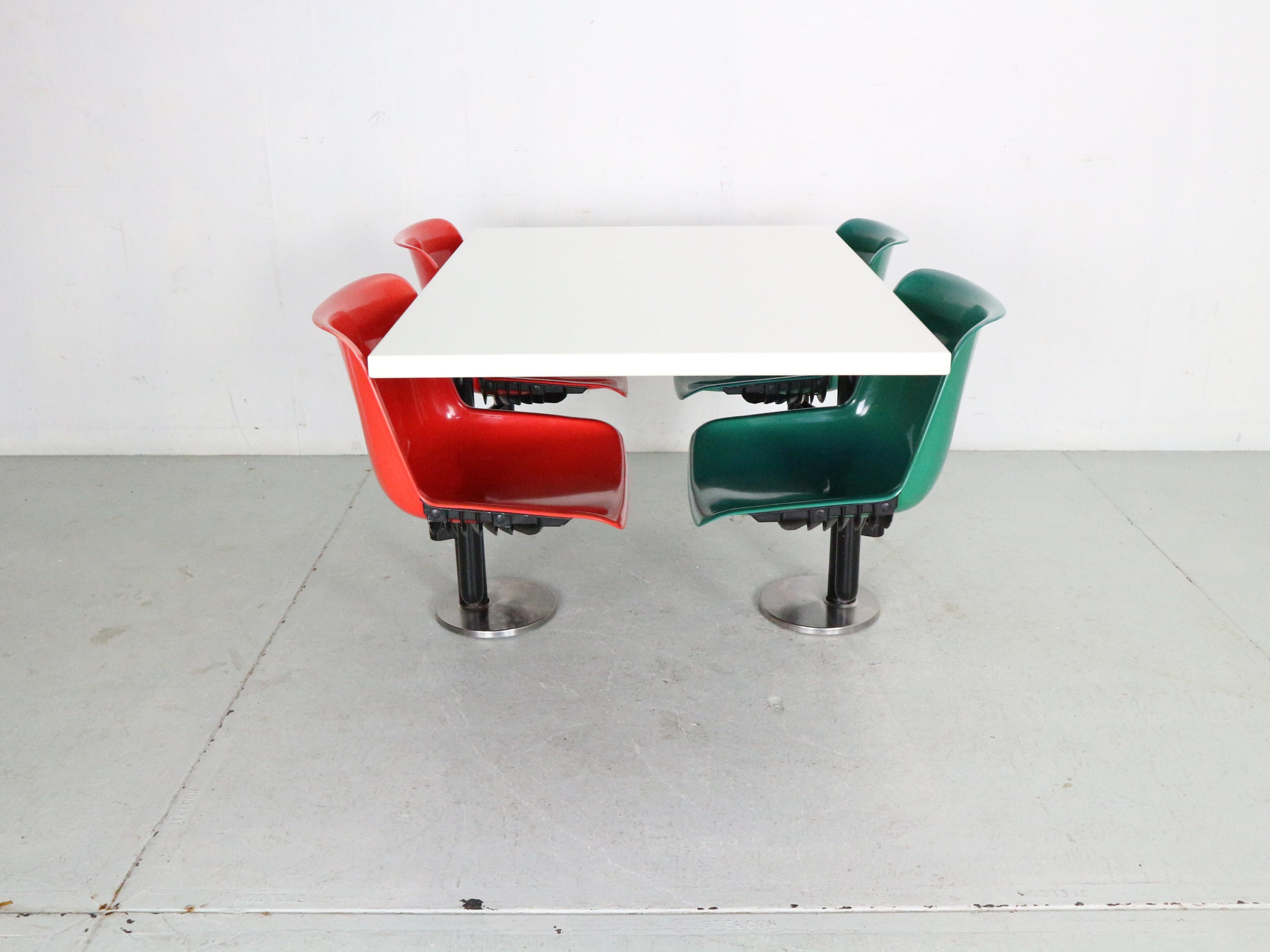Mid-Century Modern Osvaldo Borsani Contemporary Table and 4 Build in Chairs for Tecno, 1970s