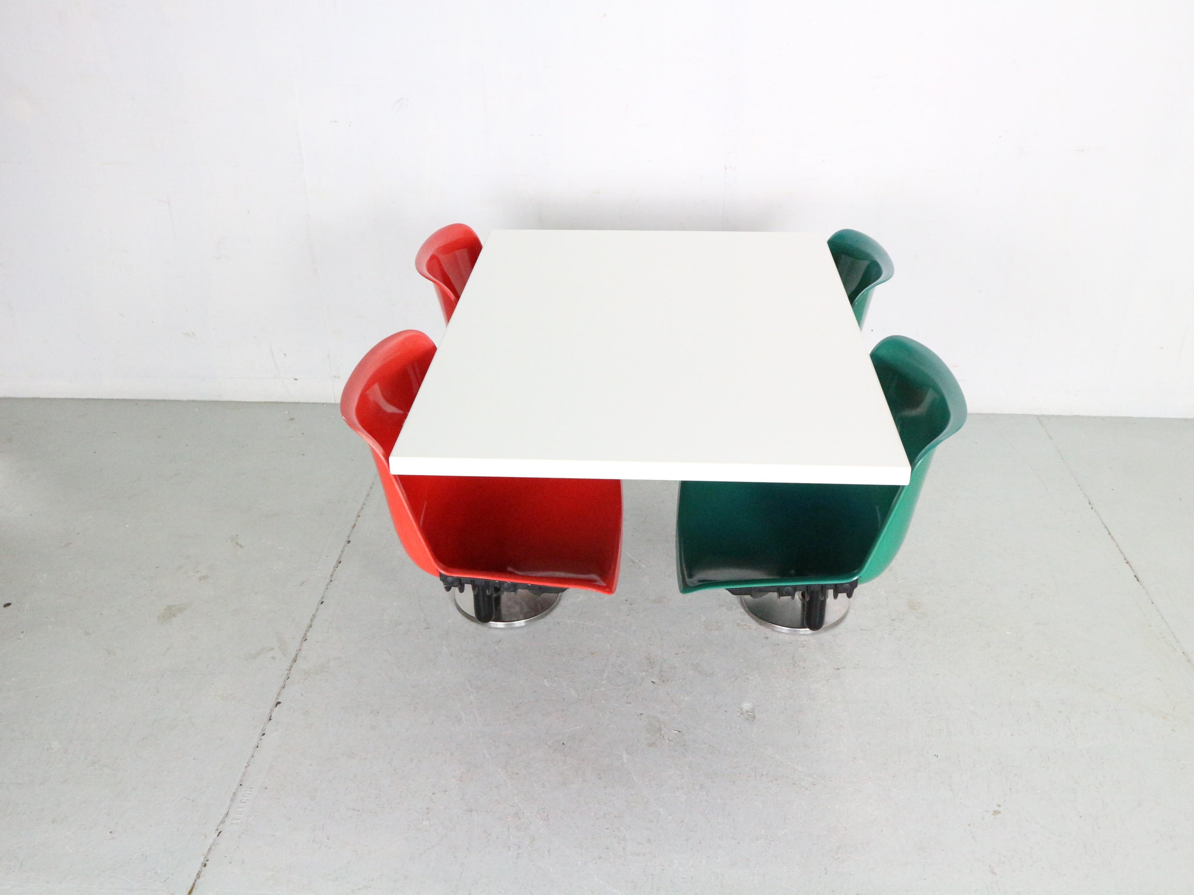 Italian Osvaldo Borsani Contemporary Table and 4 Build in Chairs for Tecno, 1970s