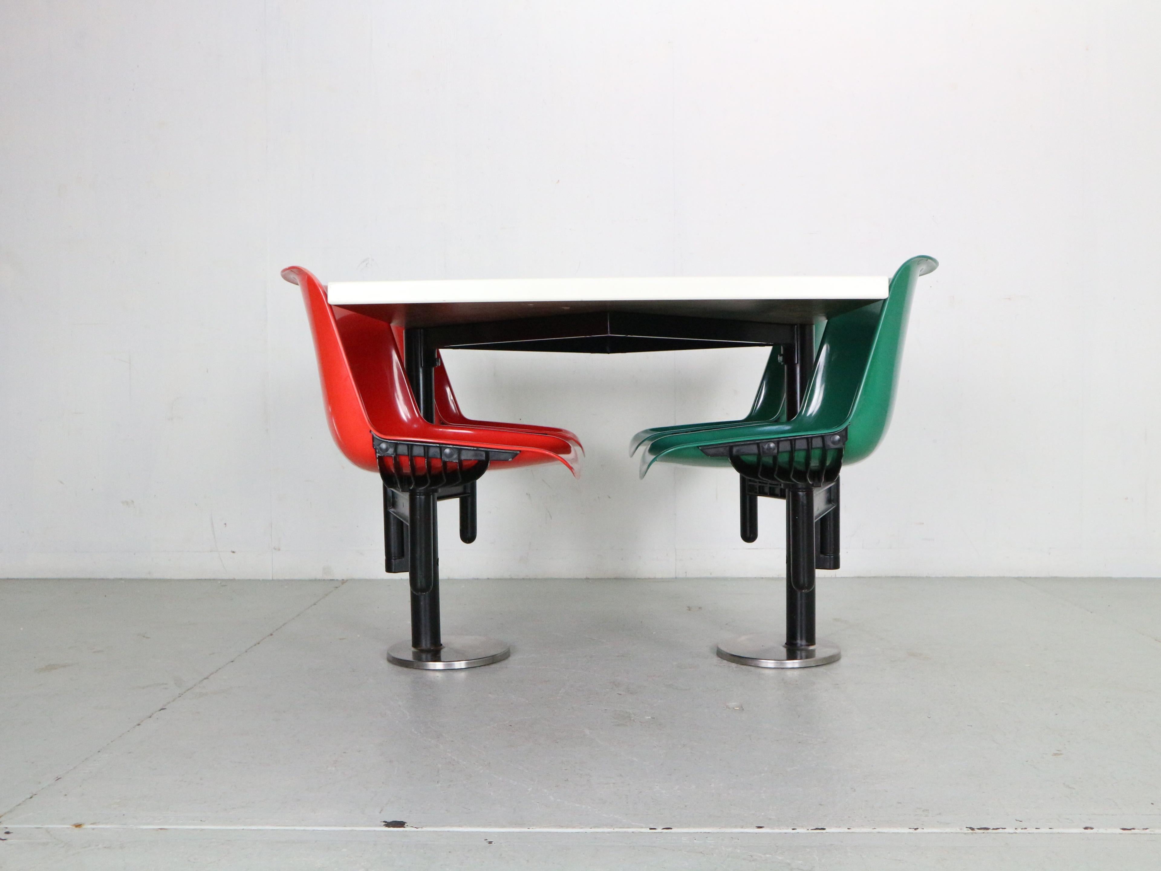 Osvaldo Borsani Contemporary Table and 4 Build in Chairs for Tecno, 1970s In Good Condition In The Hague, NL