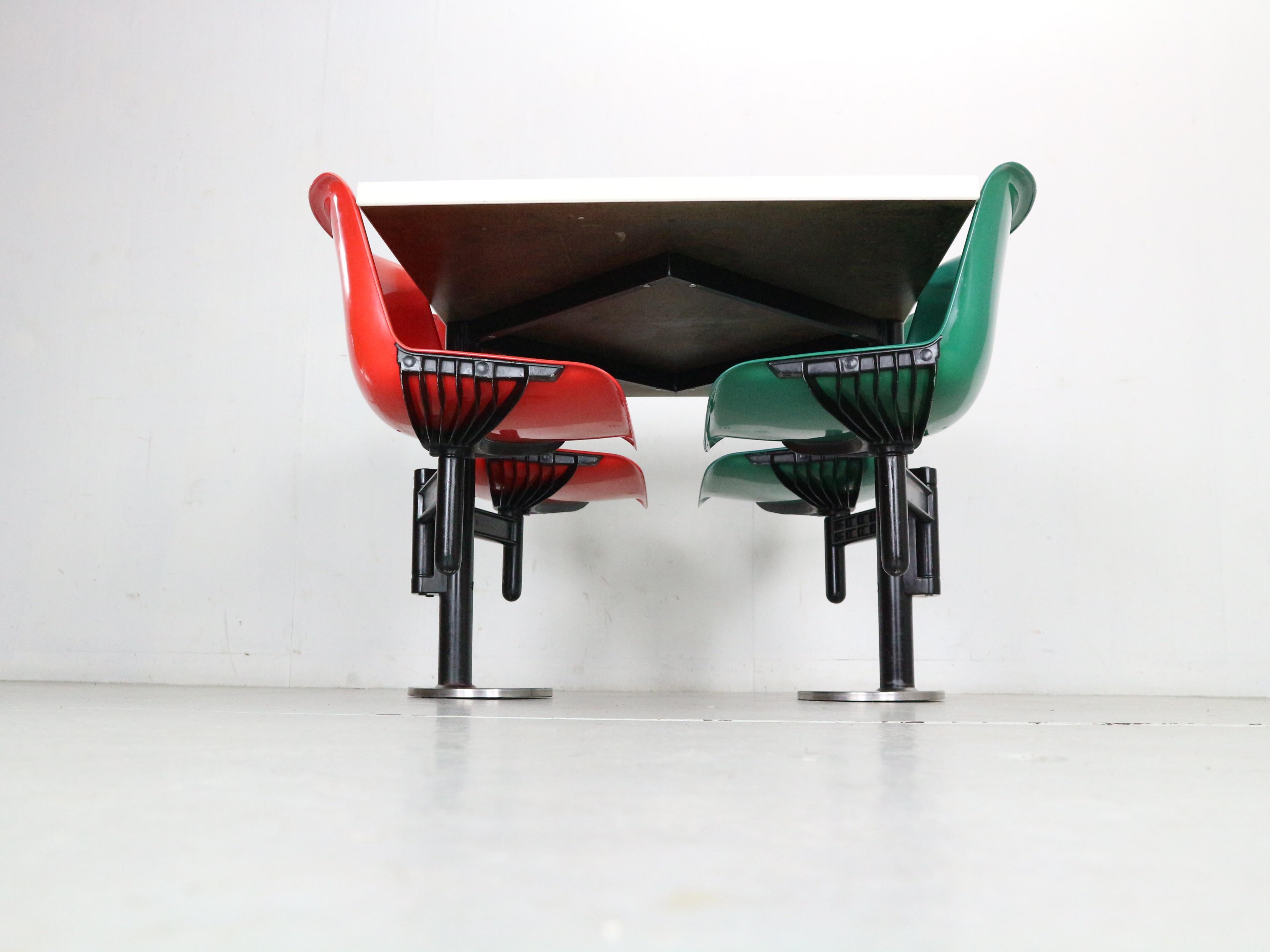 Late 20th Century Osvaldo Borsani Contemporary Table and 4 Build in Chairs for Tecno, 1970s