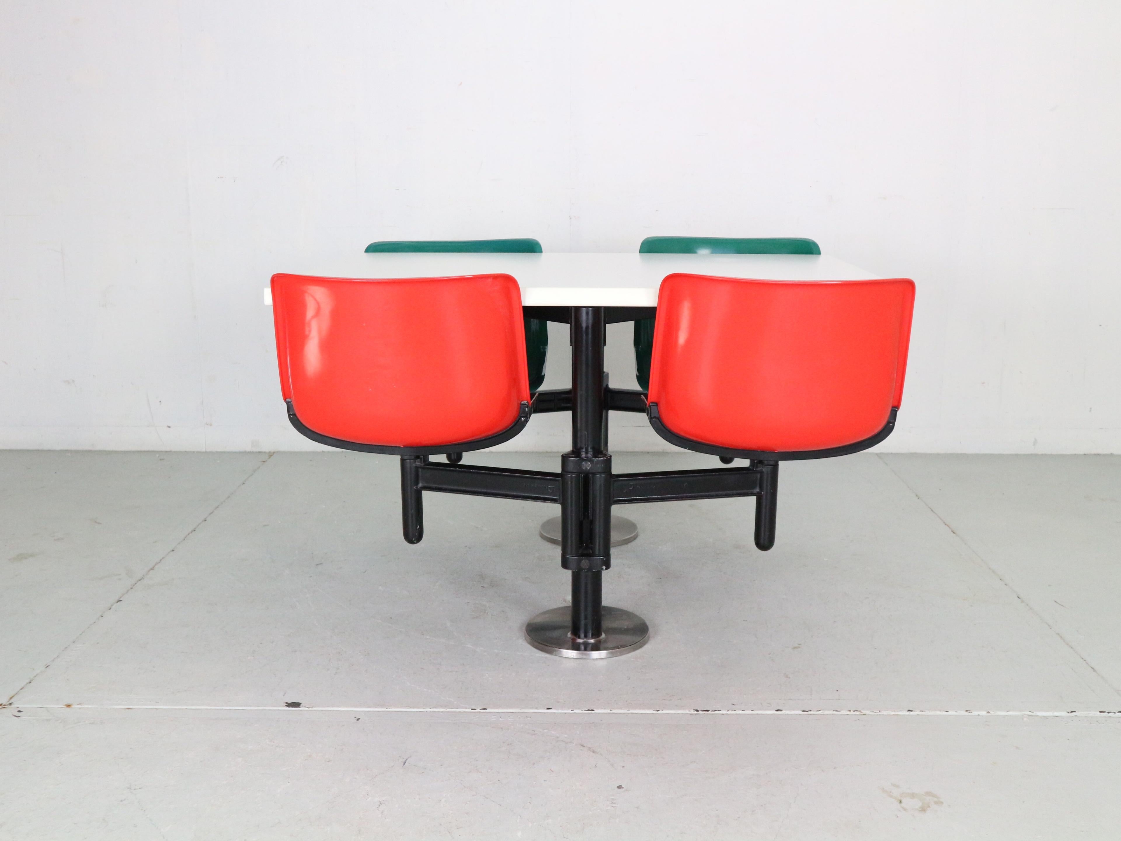 Osvaldo Borsani Contemporary Table and 4 Build in Chairs for Tecno, 1970s 1