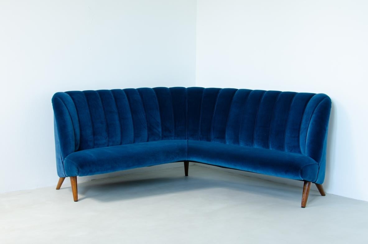 Osvaldo Borsani (1911-1985)
Corner sofa upholstered in velvet with elegant patellation on the back.
ABV Arredamenti Borsani Varedo manufacture 1950s.