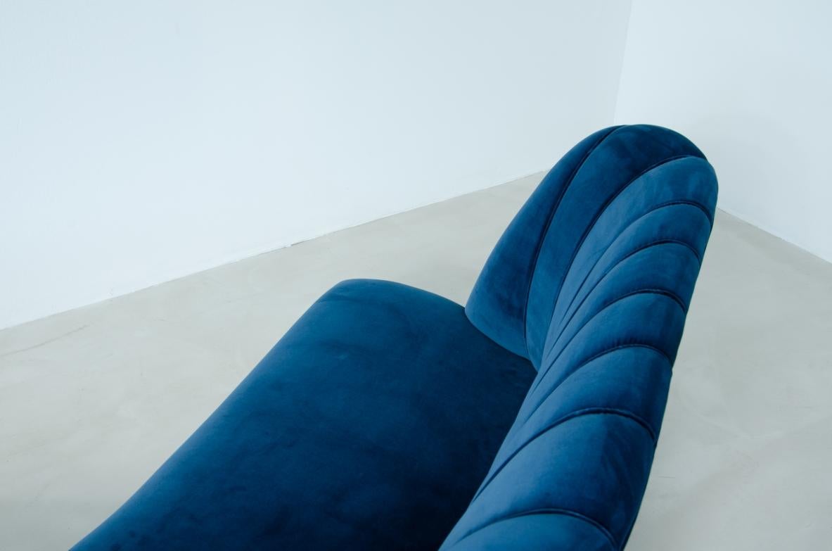 Osvaldo Borsani Corner Sofa Upholstered in Blue Velvet  In Excellent Condition For Sale In Milano, IT