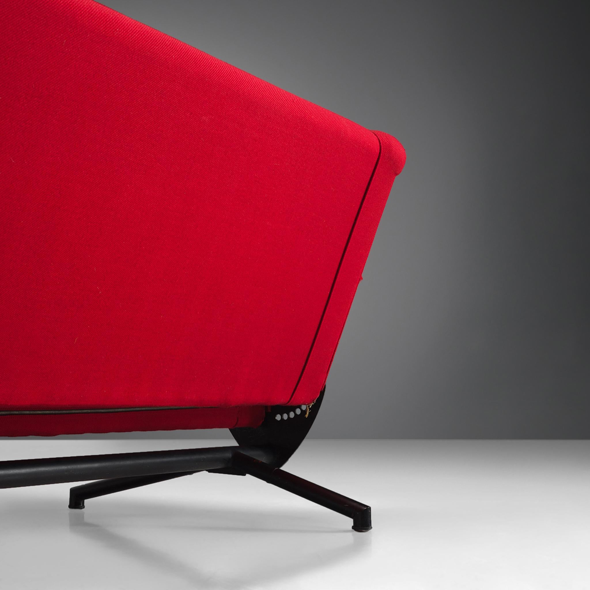 Milieu du XXe siècle Canapé D70 d'Osvaldo Borsani pour Tecno en tissu rouge en vente