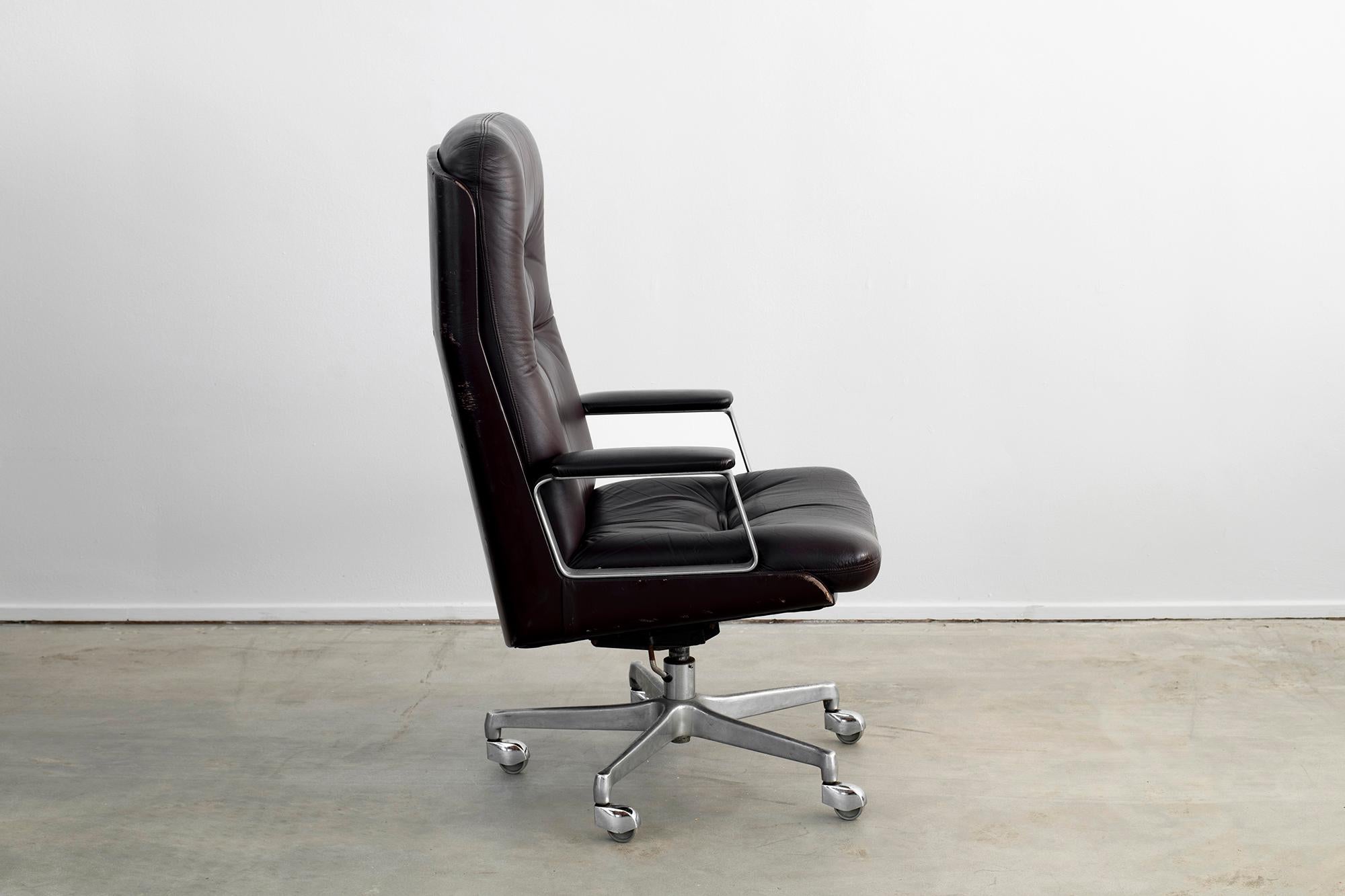 Classic Osvaldo Borsani executive desk chair in original chocolate brown leather and aluminum base and casters.