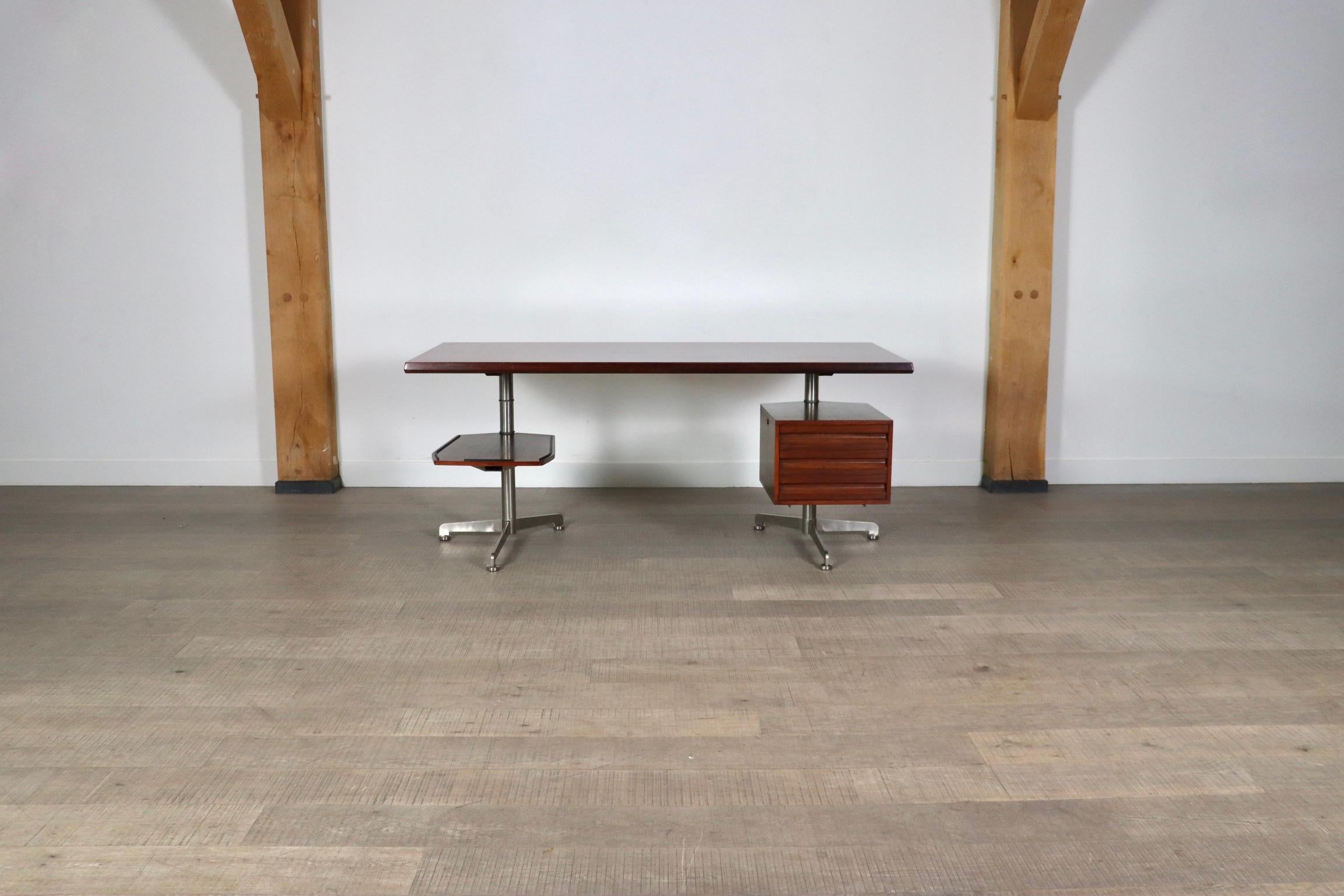 Mid-20th Century Osvaldo Borsani Desk For Tecno, Italy 1960s