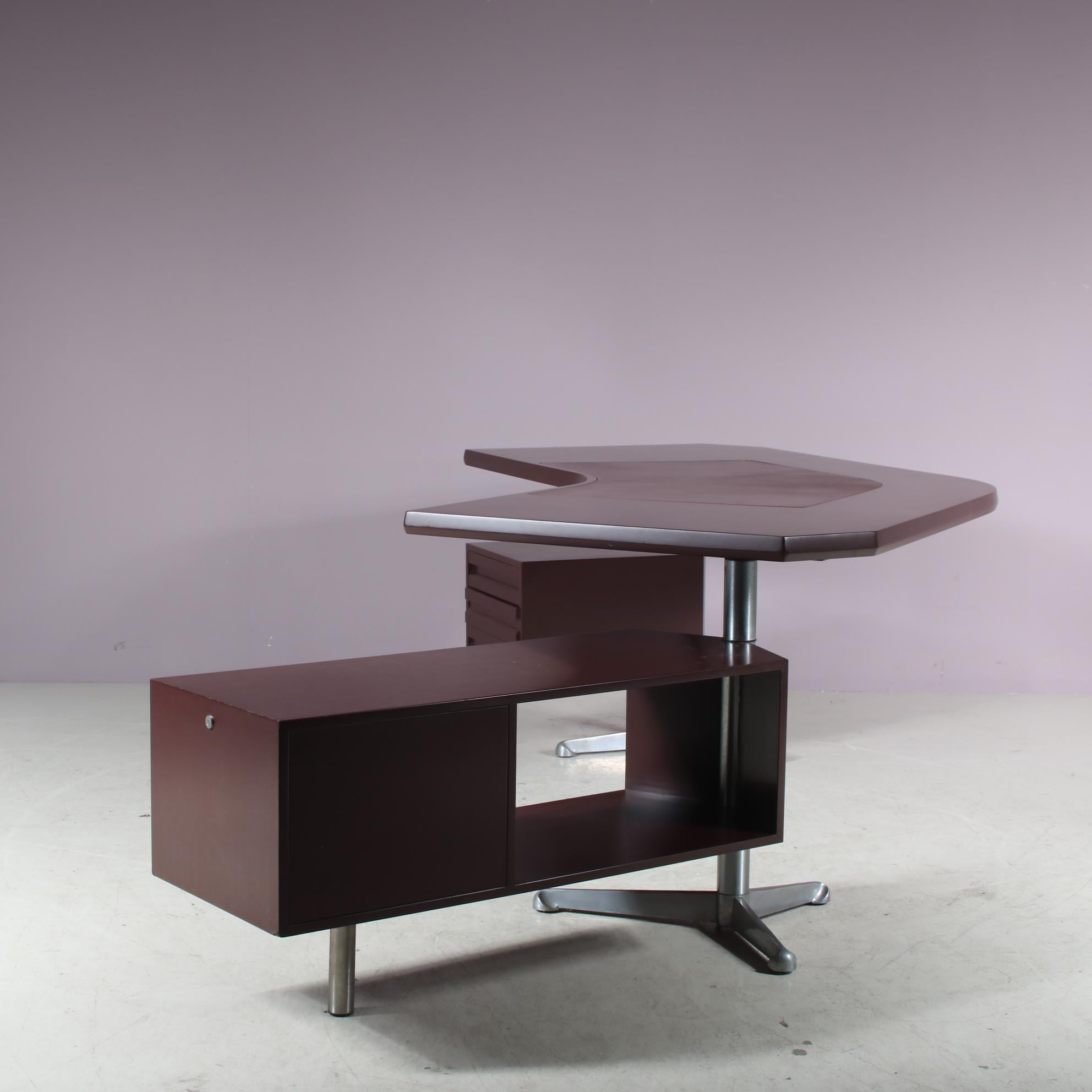 Precioso escritorio ejecutivo de grandes dimensiones diseñado por Osvaldo Borsani, fabricado por Tecno Milano en Italia, hacia 1950.

Este llamativo escritorio tiene un diseño único con el cajón integrado ajustable en posición, lo que lo convierte