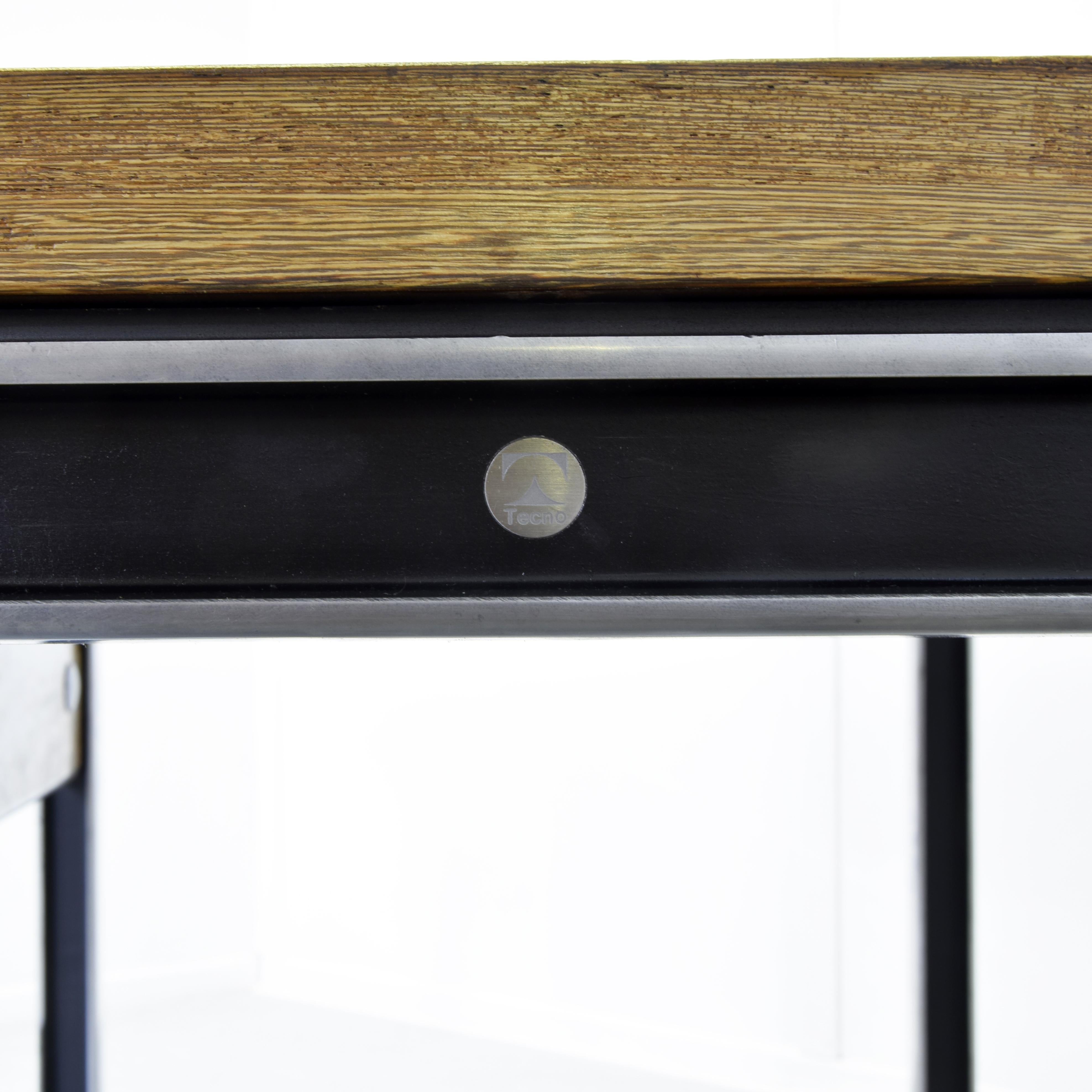 La scrivania T333, progettata dal famoso designer Osvaldo Borsani per Tecno, è un capolavoro di eleganza e funzionalità. Si tratta di un pezzo iconico degli anni '50, caratterizzato da linee pulite e design raffinato. La struttura è solida e ben