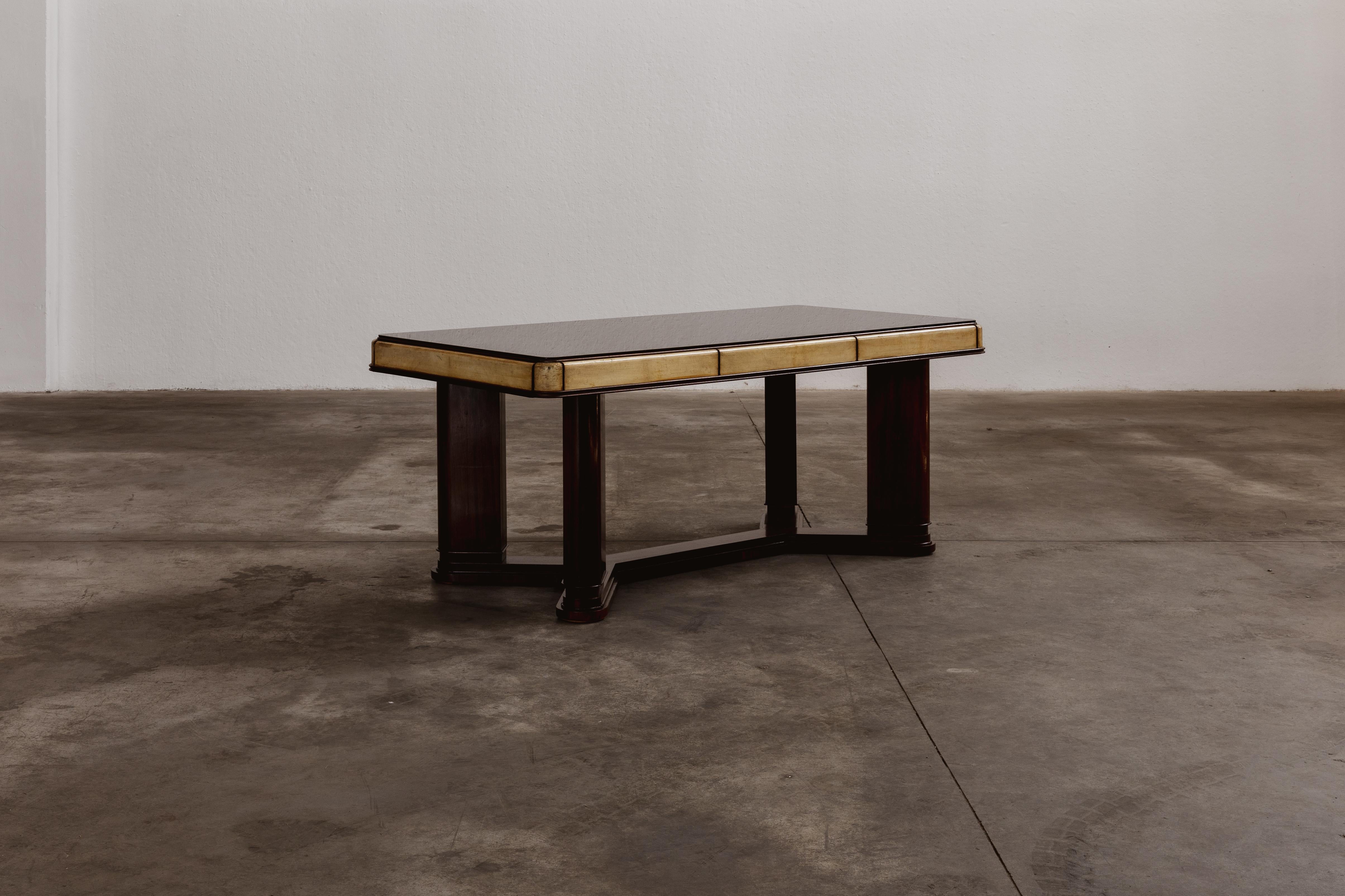 Table de salle à manger d'Osvaldo Borsani pour Arredamenti Borsani, 1948.

Osvaldo Borsani est un designer italien réputé pour ses créations en bois classieuses et intemporelles. En l'occurrence, cette table est une pièce de jeunesse conçue par le