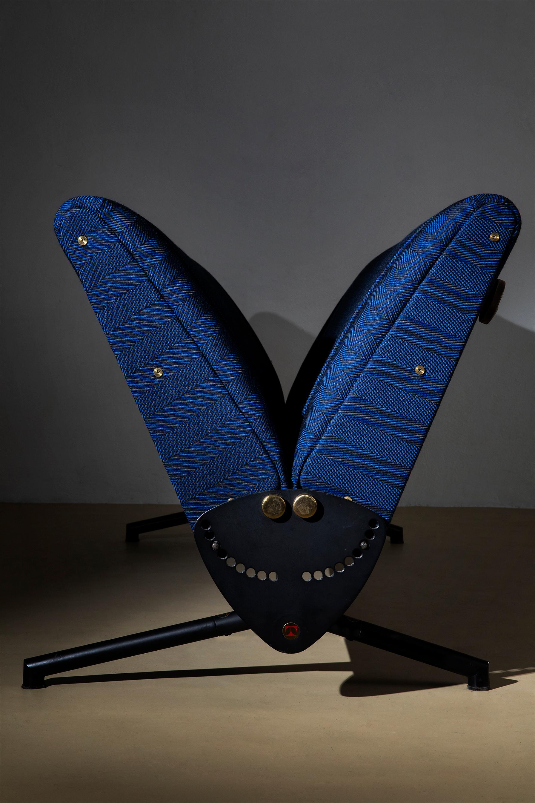 Precioso sofá D70 diseñado por Osvaldo Borsani en 1954 para Tecno, presentado en la X Triennale en 1954 y patentado en EE.UU. en 1956. Está en excelentes condiciones y se ha retapizado en una preciosa tela iridiscente azul oscuro original. Piezas