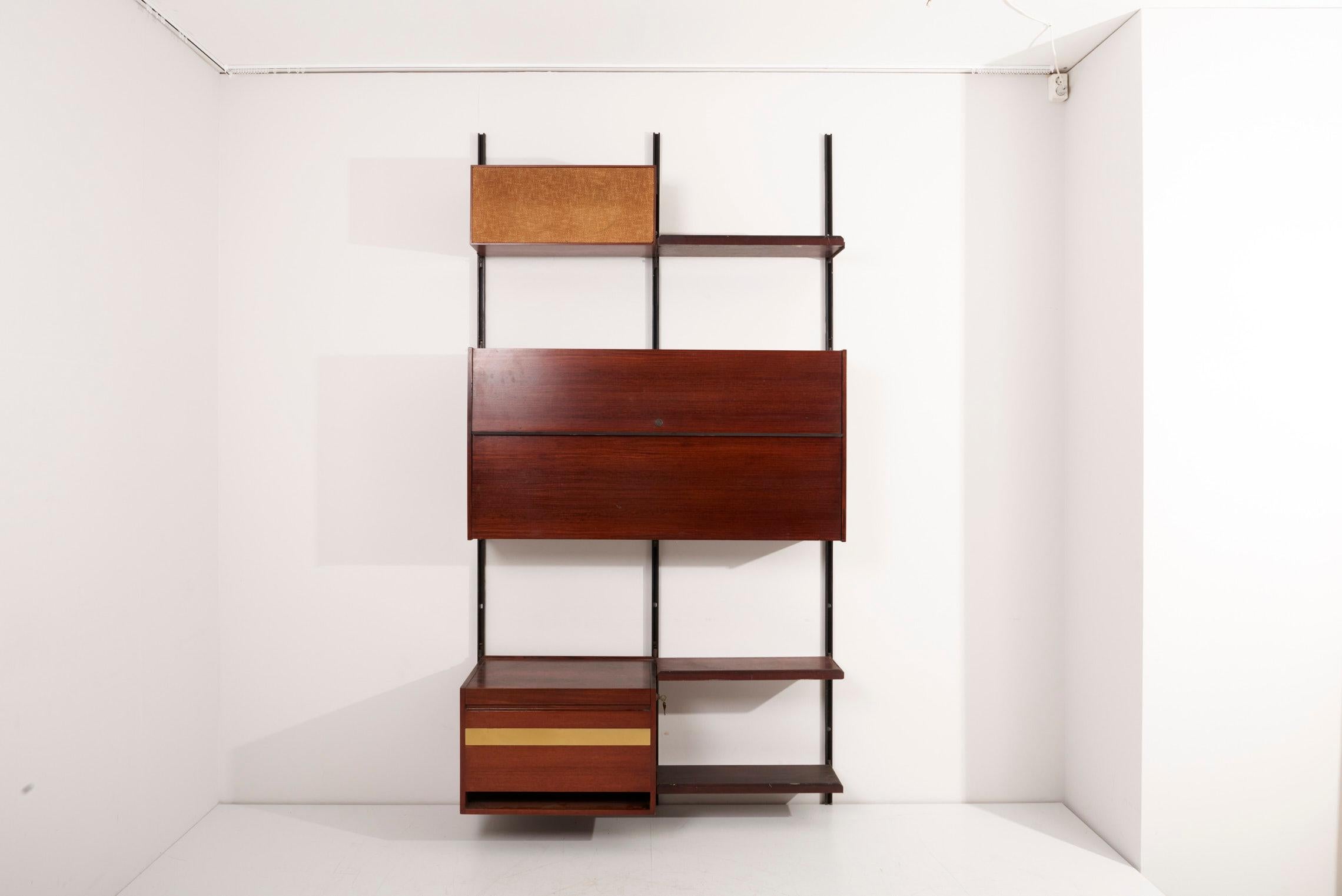 Italian Mid-Century Modern wall unit by Osvaldo Borsani for Tecno. The unit was designed by Borsani as a coordinated system to use either at home or in the office and is flexible. The arrangement of several cabinets can thus be adjusted.