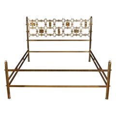 Cama elegante Osvaldo Borsani con detalles de latón de Arnaldo Pomodoro, 1950