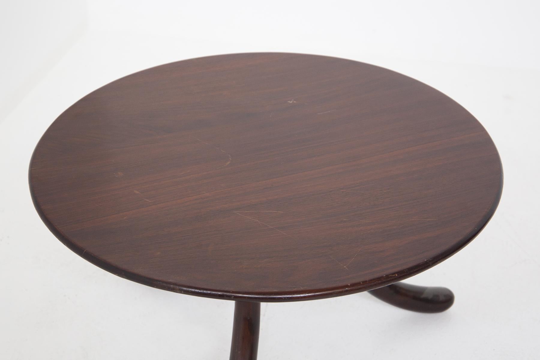 Runder italienischer Vintage-Tisch aus den 1950er Jahren, der Osvaldo Borsani zugeschrieben wird. Der runde italienische Vintage-Tisch ist in seine Seitenteile klappbar. Unter der Tischplatte befinden sich zwei Schlösser oder Messingmechanismen, die