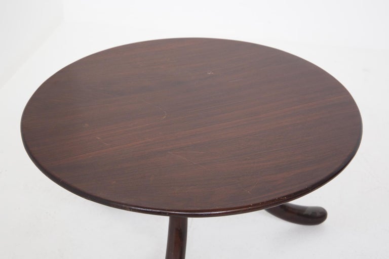 Italian vintage round table from the 1950s, attributed to Osvaldo Borsani. The Italian Vintage Round Table is foldable in its side parts. In fact we find under the table top two locks or brass mechanism that allow the two sides to close, thus