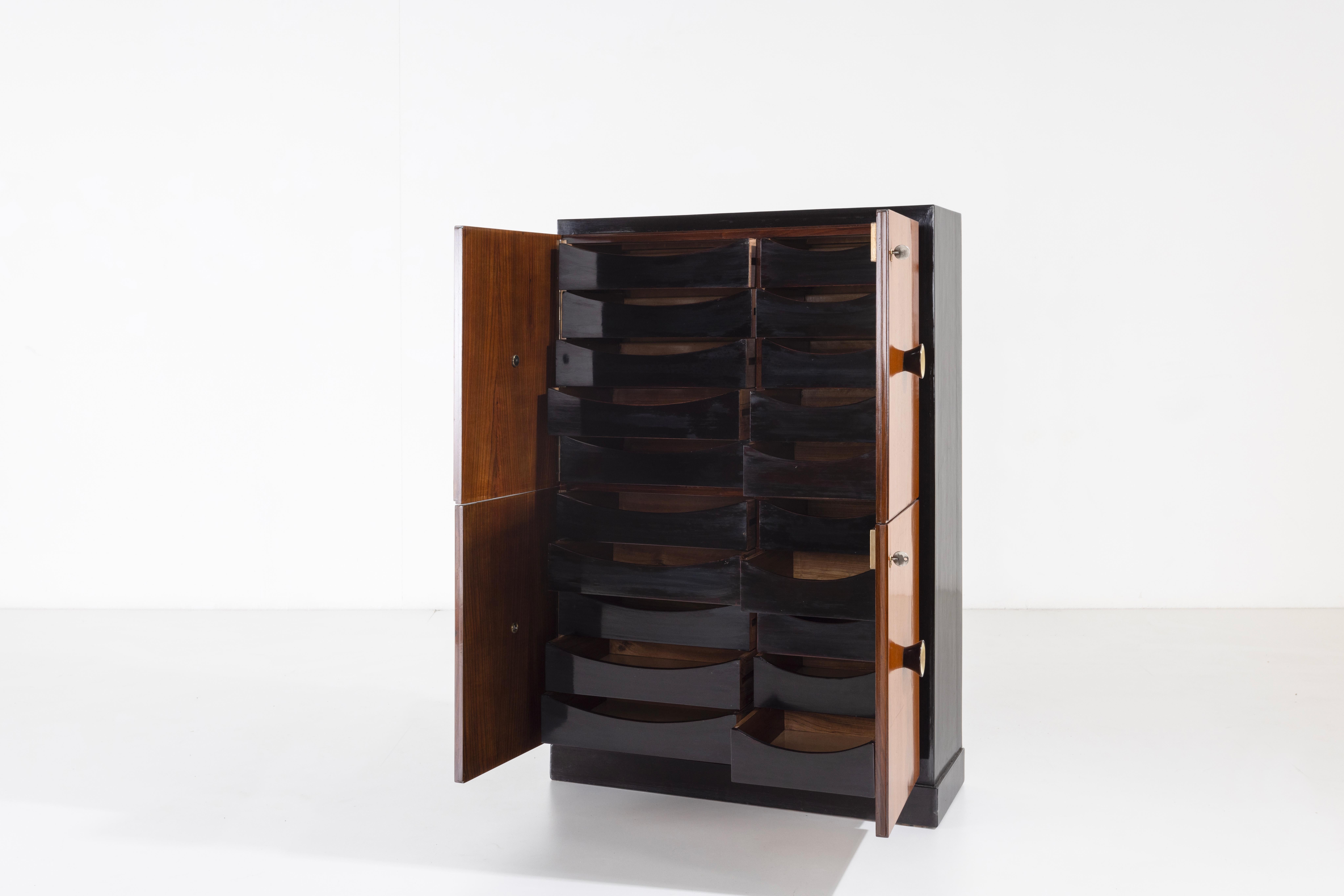 Milieu du XXe siècle Osvaldo Borsani élégante unité de rangement en bois et poignées en laiton design italien des années 50 en vente