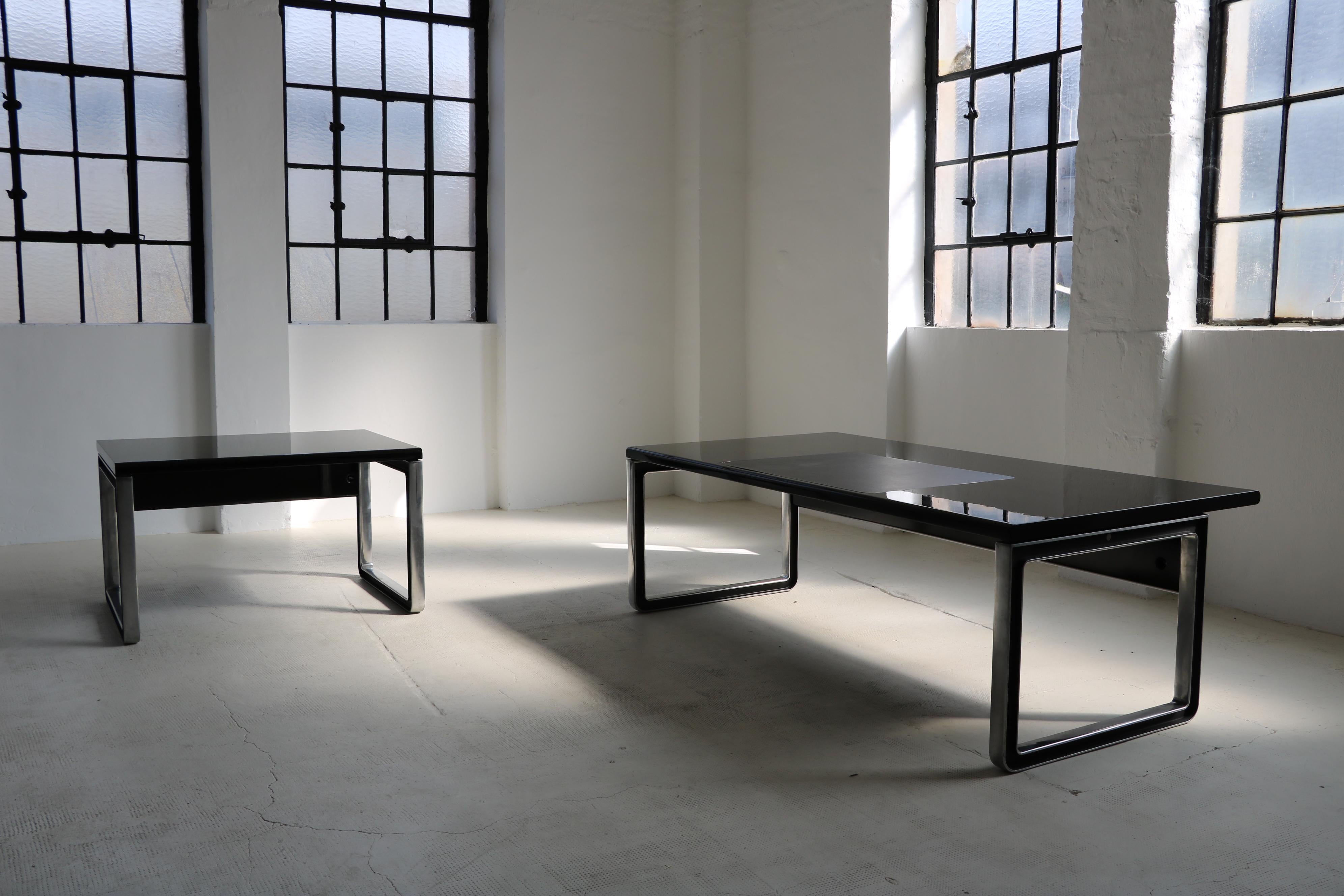 Osvaldo Borsani & Eugenio Gerli Desk with Leather Inlay T333 Tecno In Good Condition For Sale In Köln, NRW