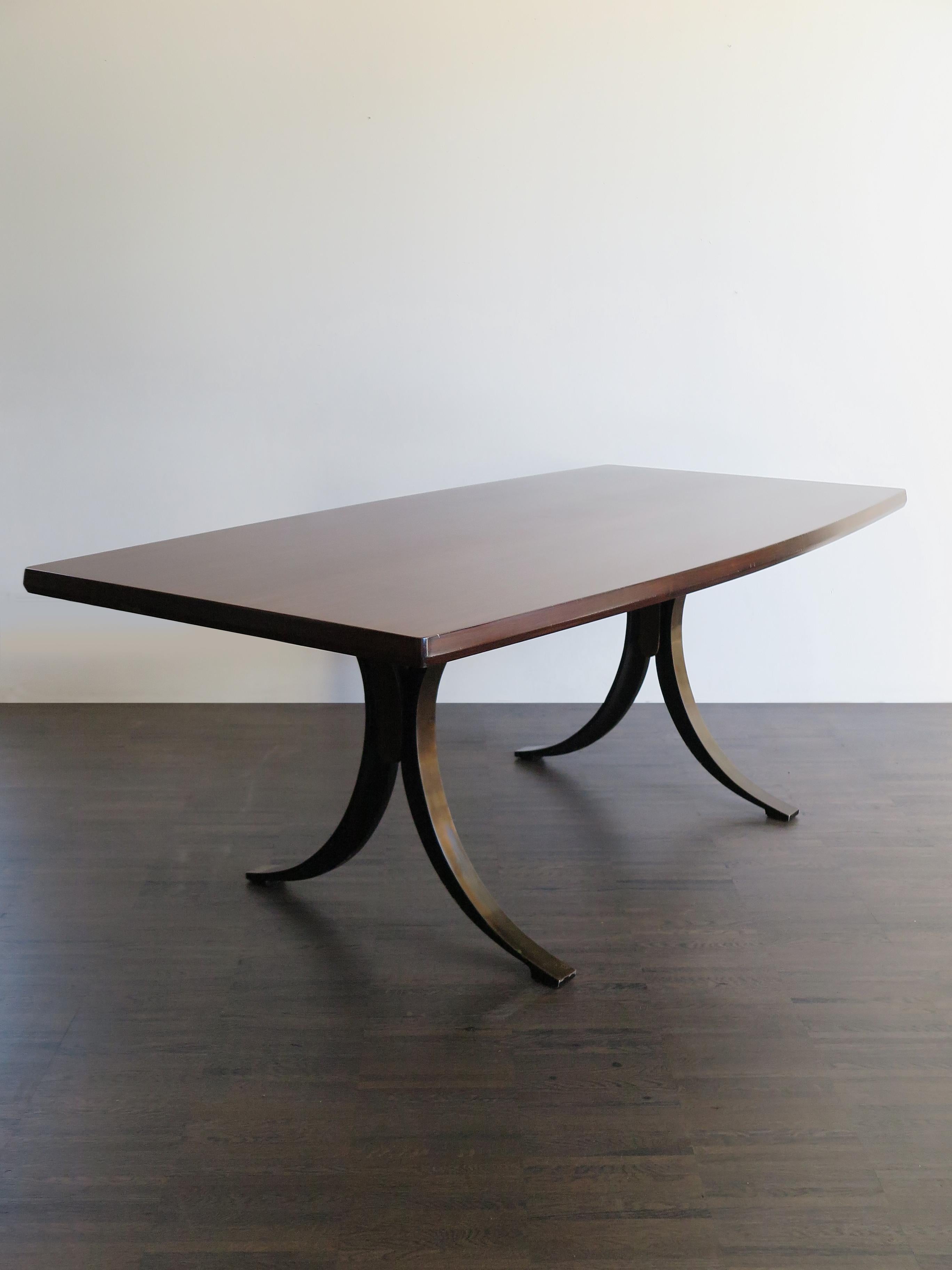 Italian Mid-Century Modern design dining table model T102 designed by Italian designers Eugenio Gerli and Osvaldo Borsani for Tecno with structure in nickel-plated steel bands and wooden top with long rounded sides, circa 1960.

Please note that