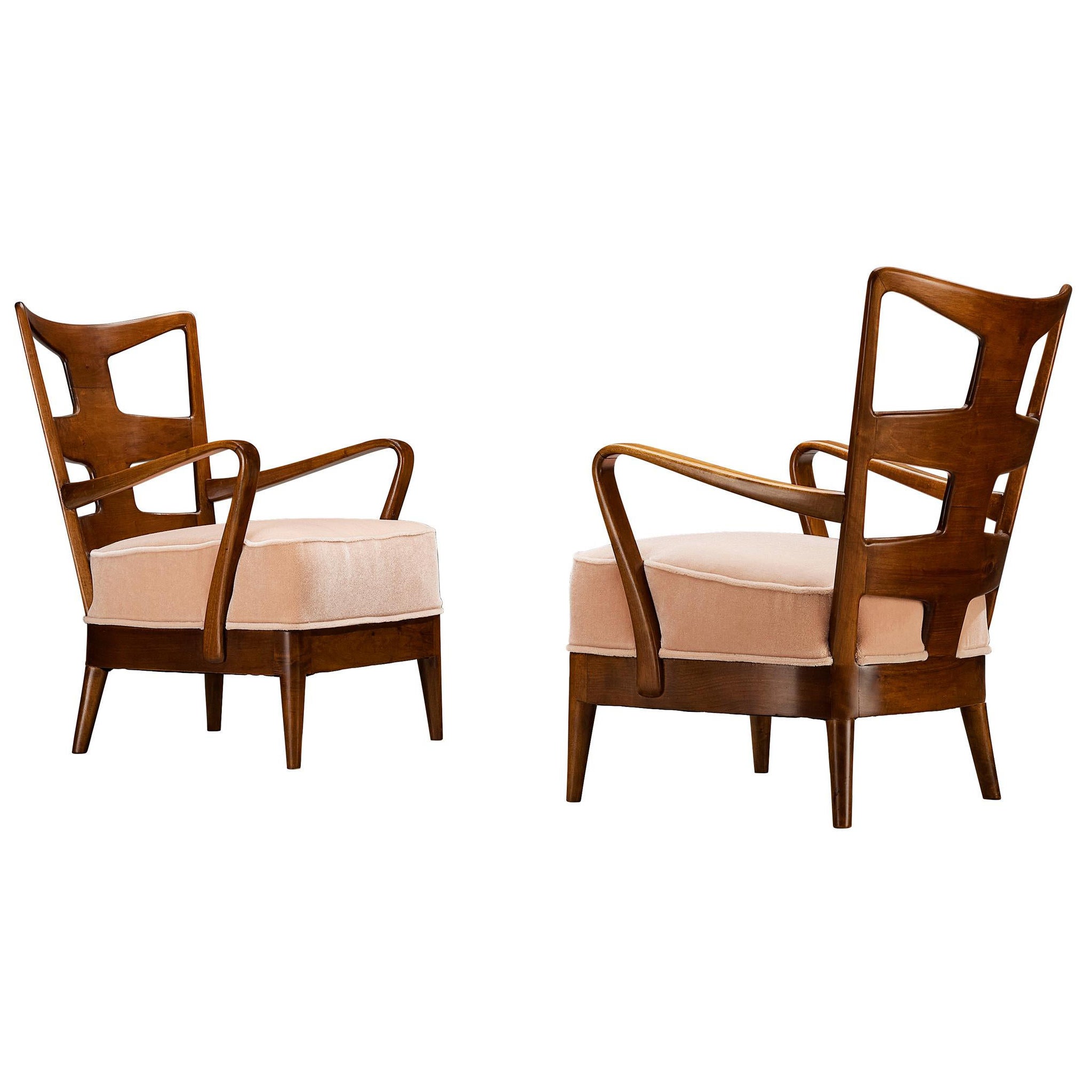 Osvaldo Borsani pour ABV Paire de fauteuils en noyer et mohair Pierre Frey