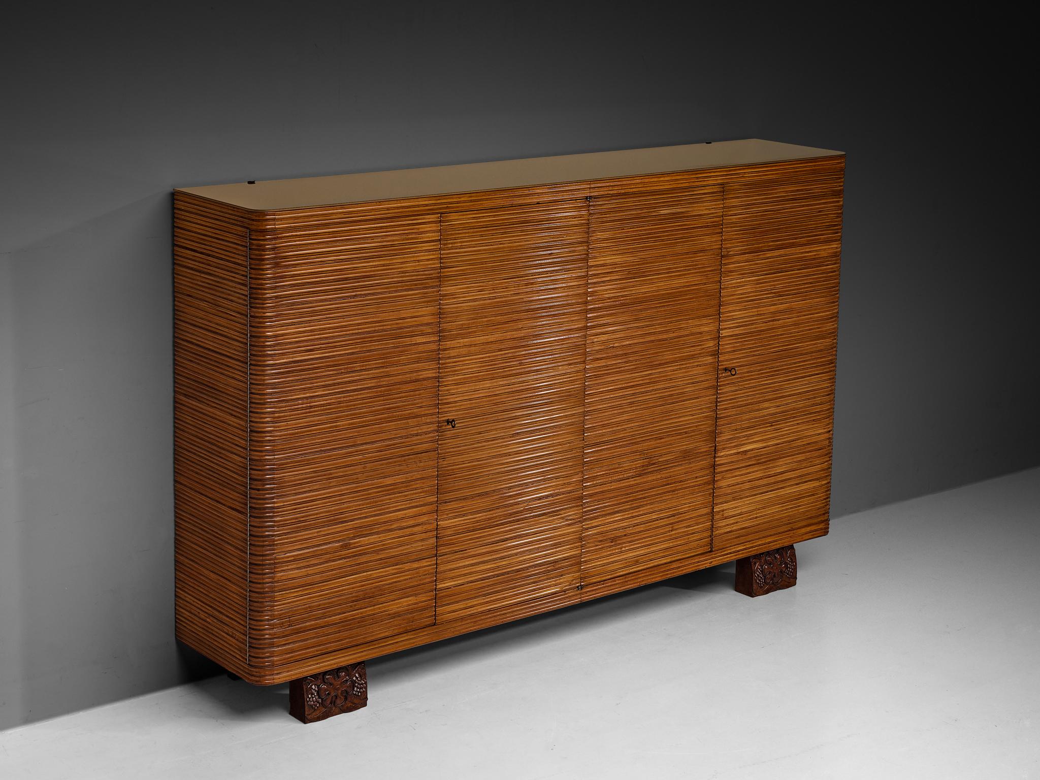 Osvaldo Borsani per Arredamenti Borsani Varedo, armadio, ciliegio, acero, vetro, Italia, circa 1955. 

Questo elegante armadio, progettato dal designer italiano Osvaldo Borsani per ABV Arredamenti Borsani Varedo, esemplifica la squisita abilità