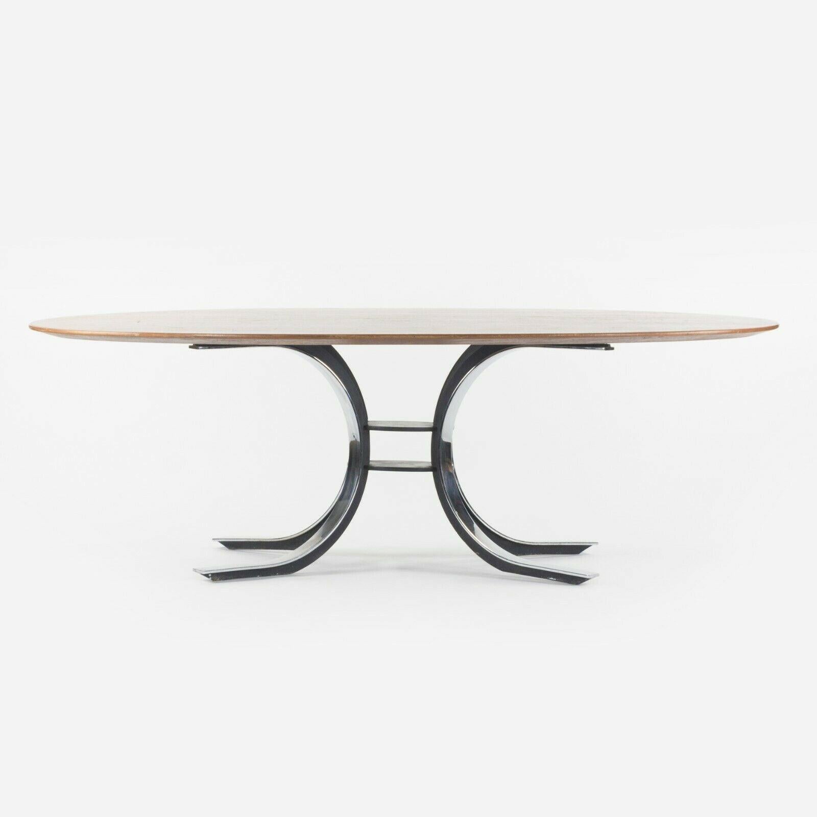 Nous proposons à la vente une table de salle à manger Osvaldo Borsani avec plateau en noyer, produite par Stow Davis vers les années 1970. Il s'agit d'un magnifique exemplaire, qui semble avoir conservé sa finition en bois d'origine. Le top présente