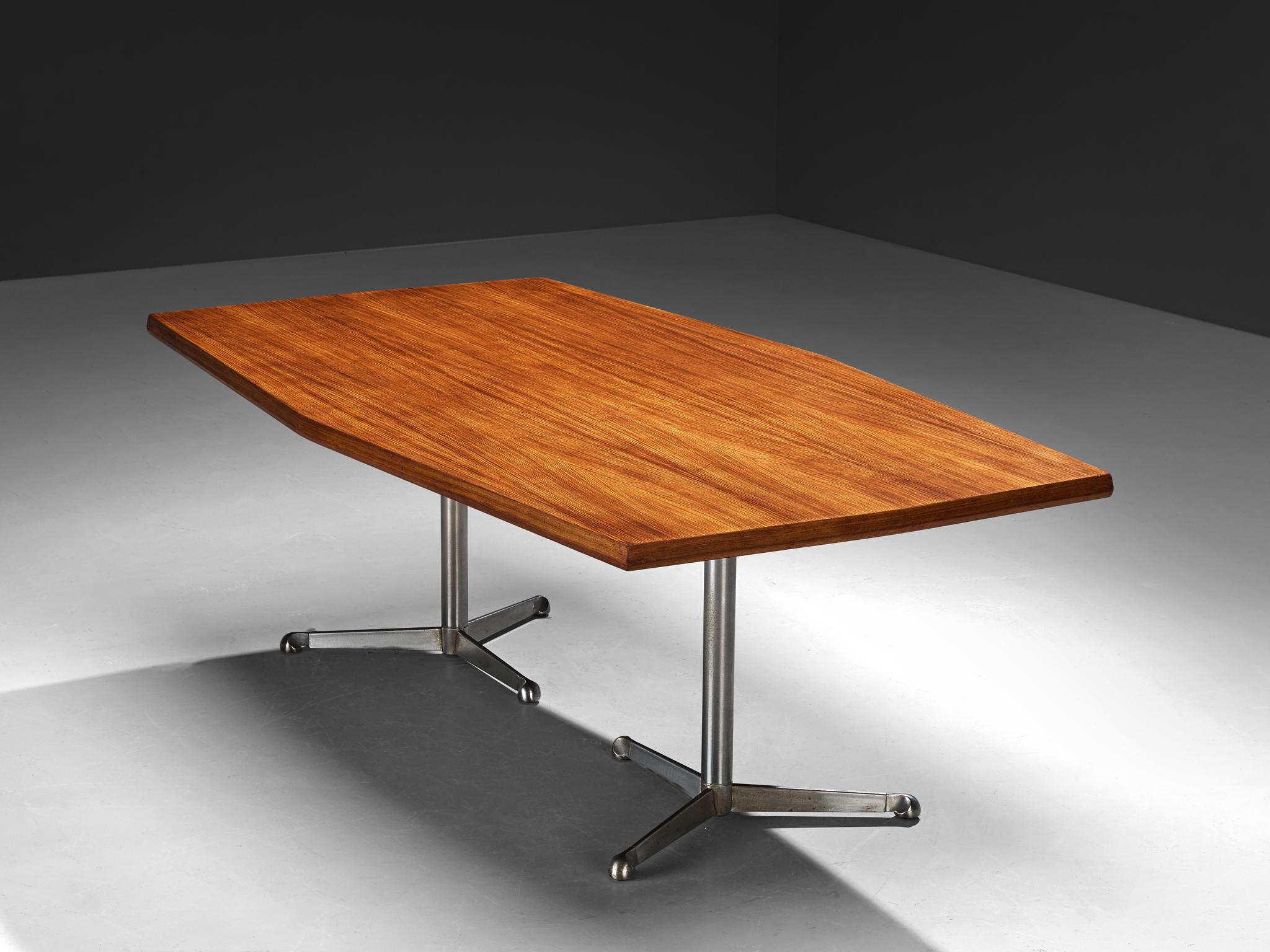 Osvaldo Borsani pour Tenco, table de conférence ou de salle à manger, modèle 'T58', noyer, acier, métal, Italie, design 1961, production 1962 

Cette grande table, conçue par l'emblématique designer italien Osvaldo Borsani, allie élégamment forme et