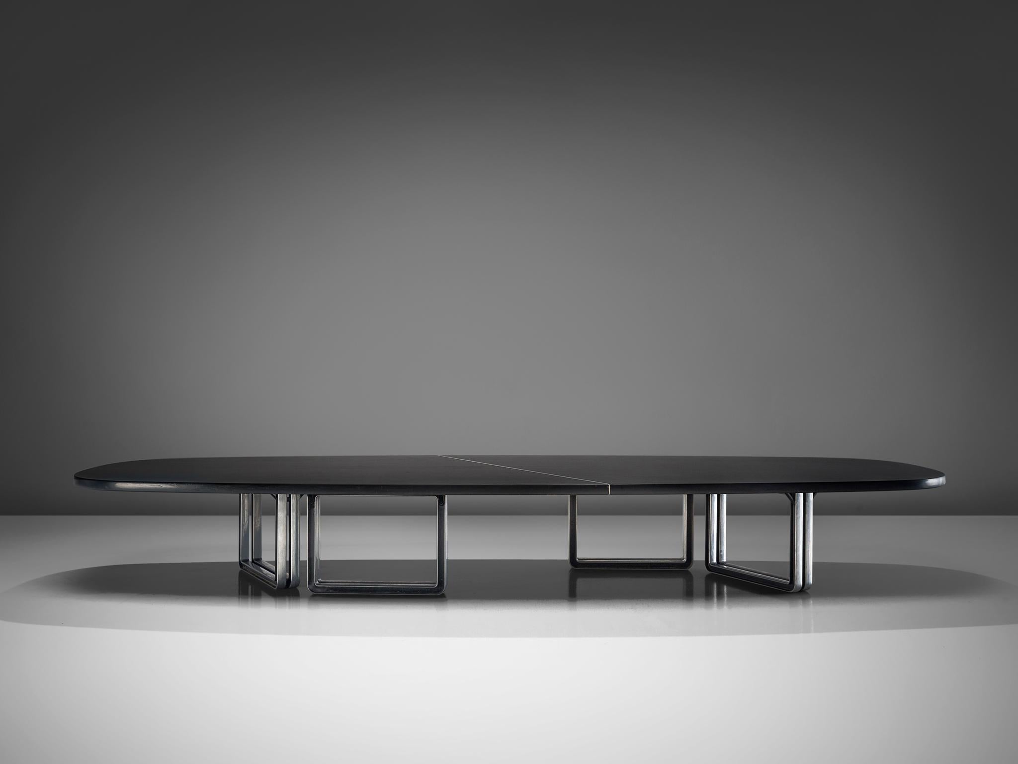 Osvaldo Borsani for Tecno, conference table, lacquered black wood, aluminum base, Italy, 1970s

Conference table with a black top designed by Osvaldo Borsani. The tabletop is composed of two black pieces connected via steel inserts. With the base