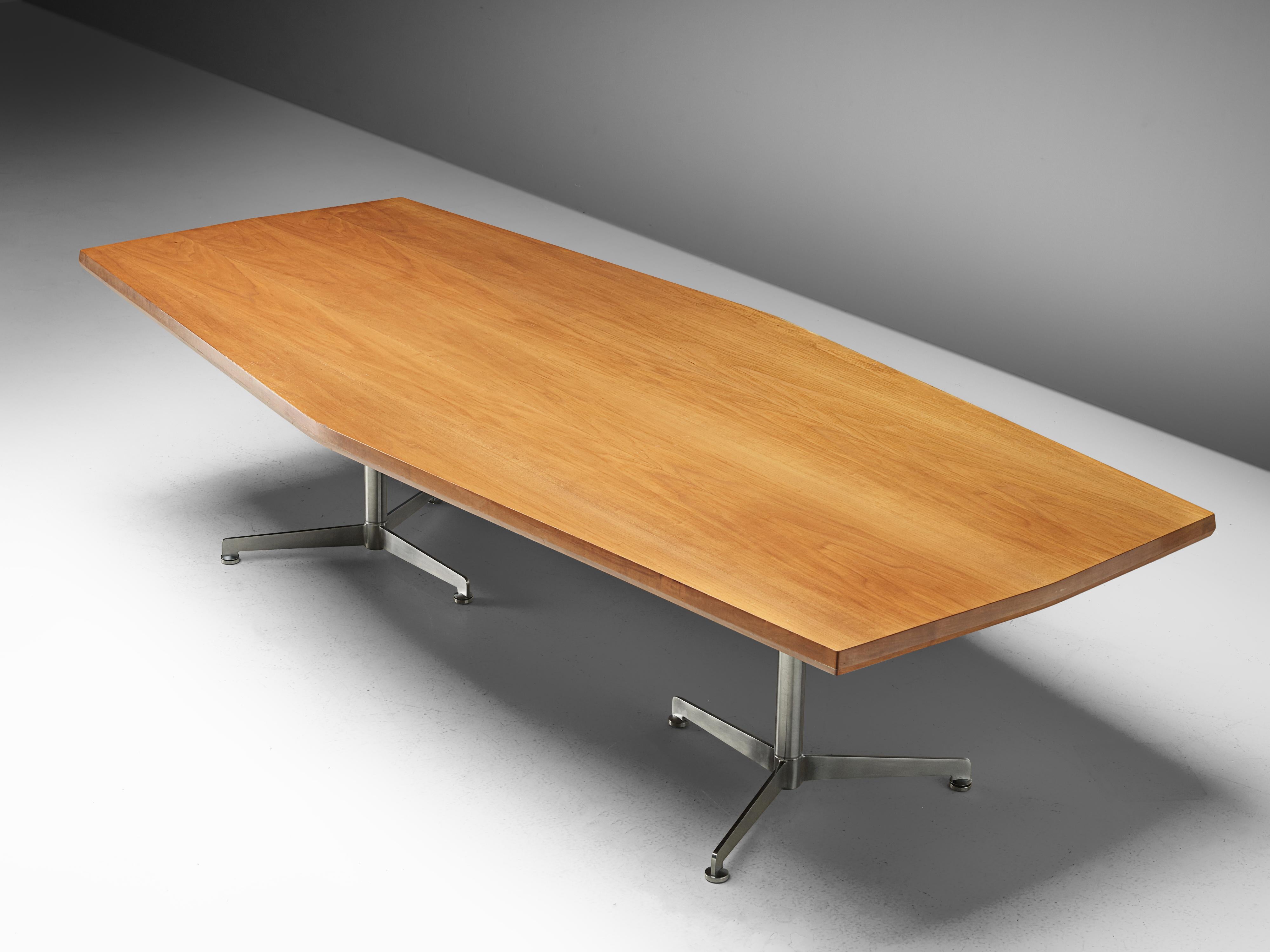 Osvaldo Borsani for Tecno, dining table, mahogany, metal, Italy, 1950s. 

Excellent designed mahogny conference table by Osvaldo Borsani for Tecno. This table is in line with the well-known 'boomerang' desk. The tabletop shows the beautiful grain