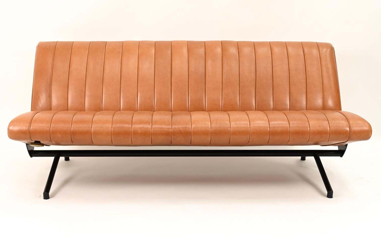 An iconic example of Italian mid-century design, continually reproduced for its highly renowned marriage of style and functionality, this fully adjustable reclining sofa-to-daybed was designed by Osvaldo Borsani for Tecno in 1995. The model D70 sofa