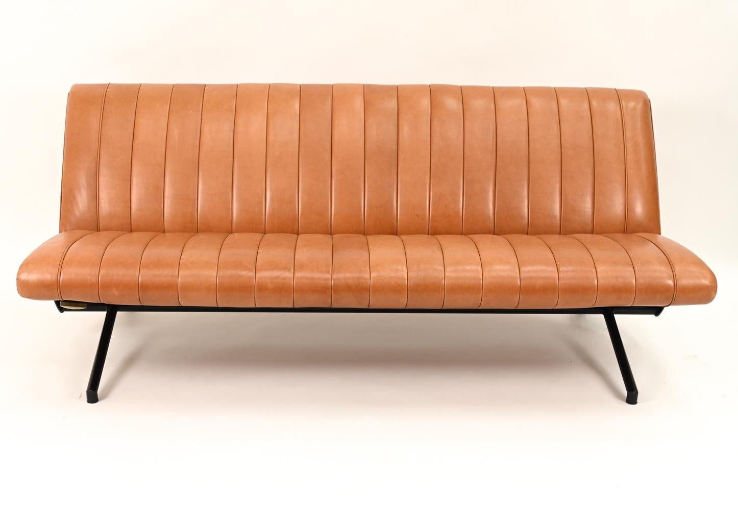 Mid-Century Modern Osvaldo Borsani for Tecno D70 Reclining Sofa For Sale