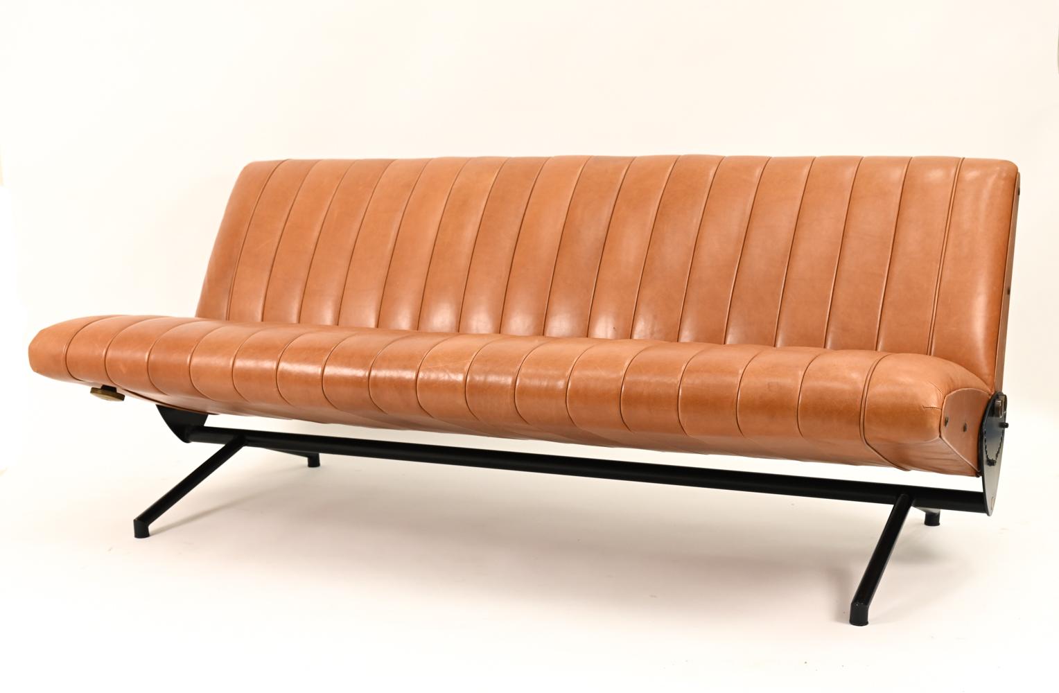 Osvaldo Borsani for Tecno D70 Reclining Sofa In Good Condition For Sale In Norwalk, CT