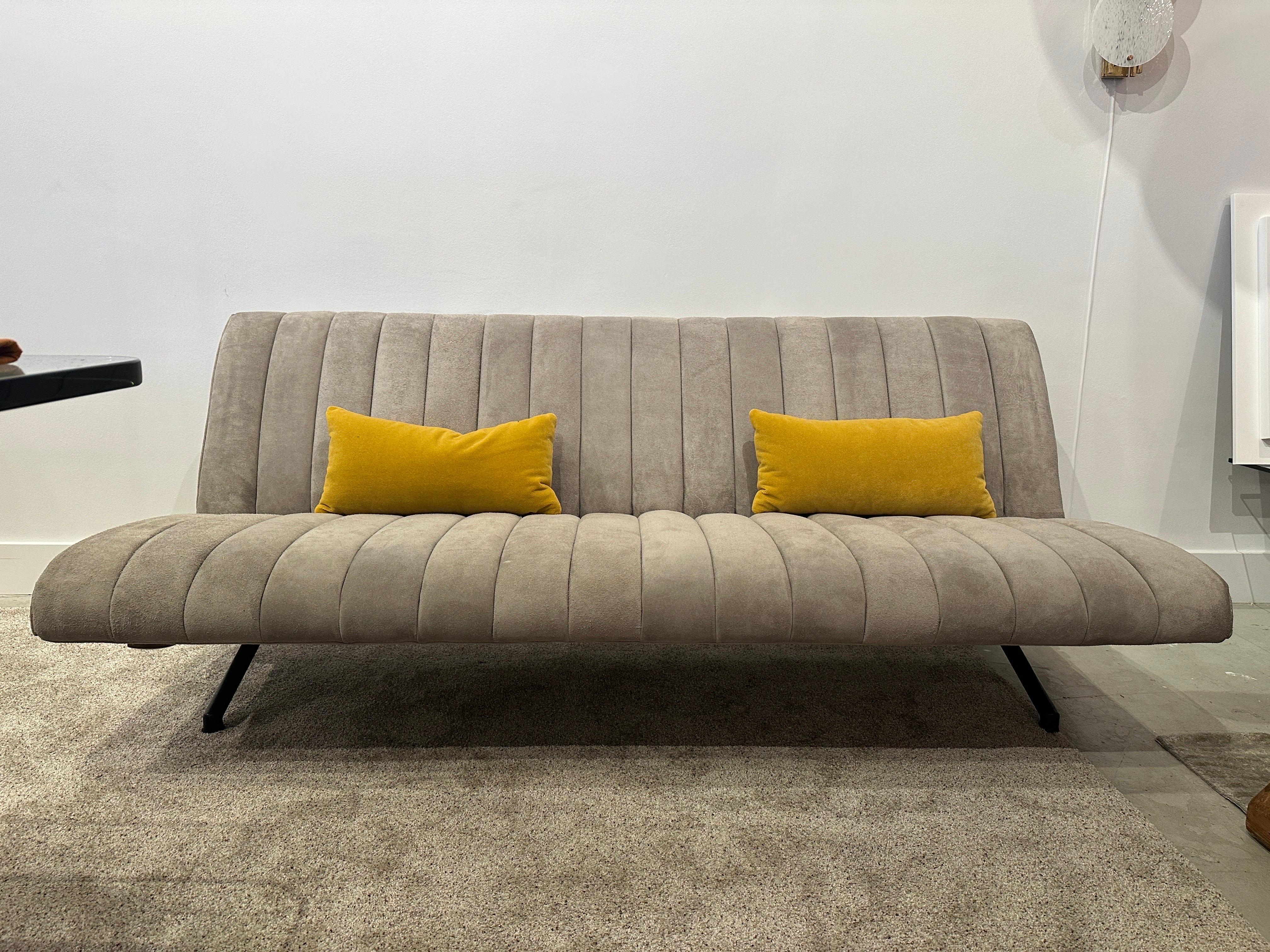 Osvaldo Borsani for Tecno 'D70' Sofa in Gray Suede Leather For Sale 3