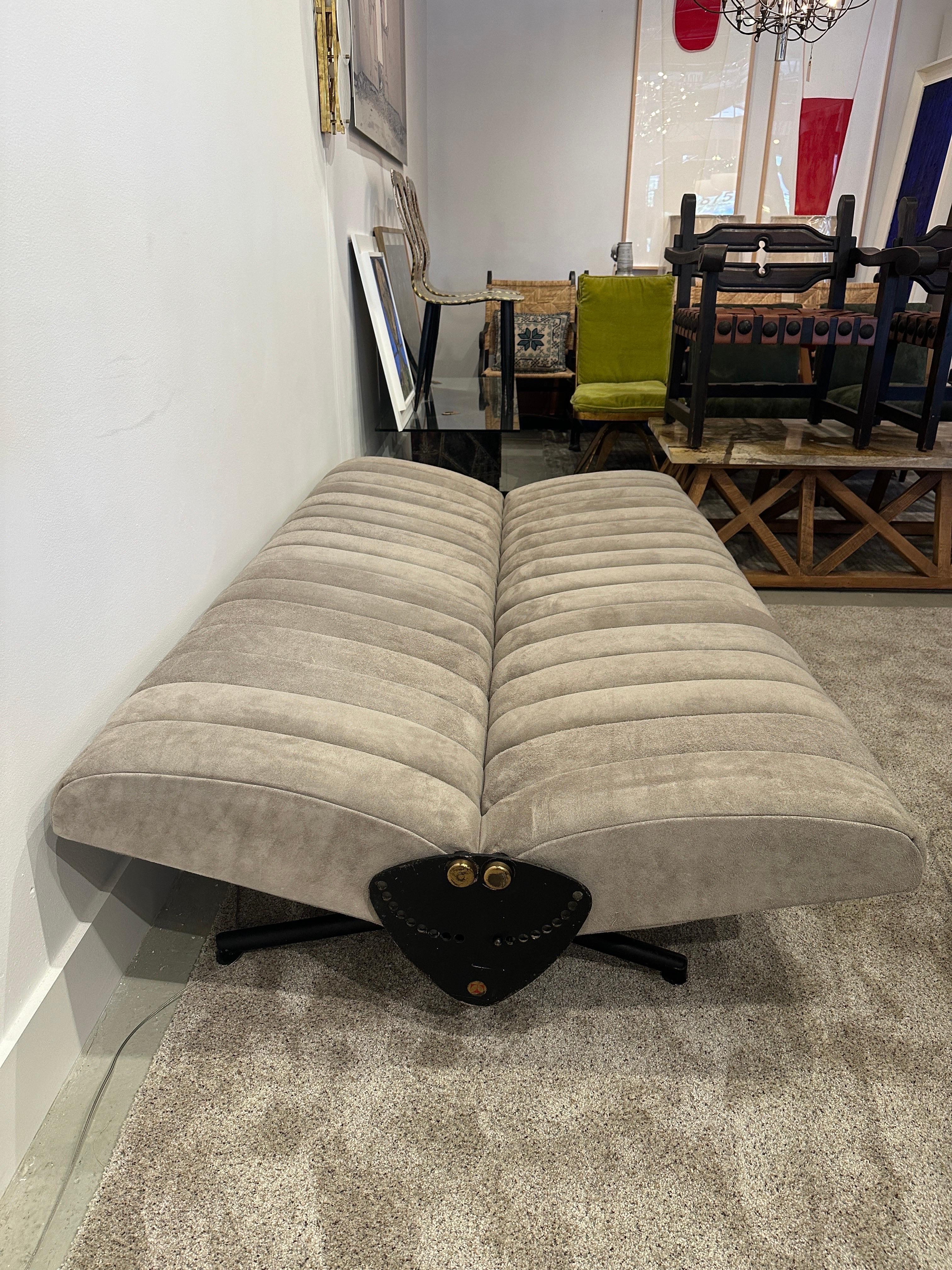 Osvaldo Borsani for Tecno 'D70' Sofa in Gray Suede Leather For Sale 4