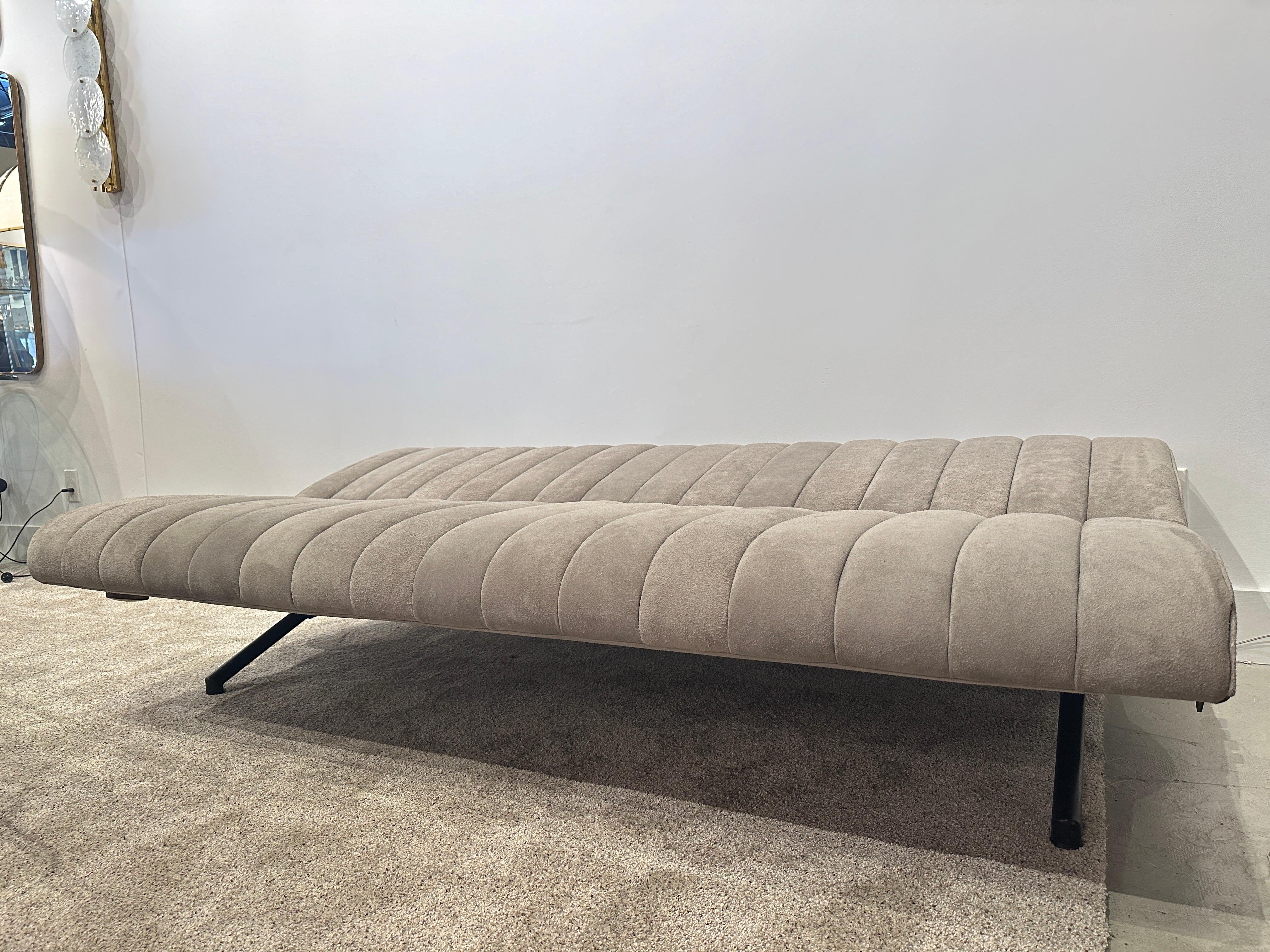 Osvaldo Borsani for Tecno 'D70' Sofa in Gray Suede Leather For Sale 5