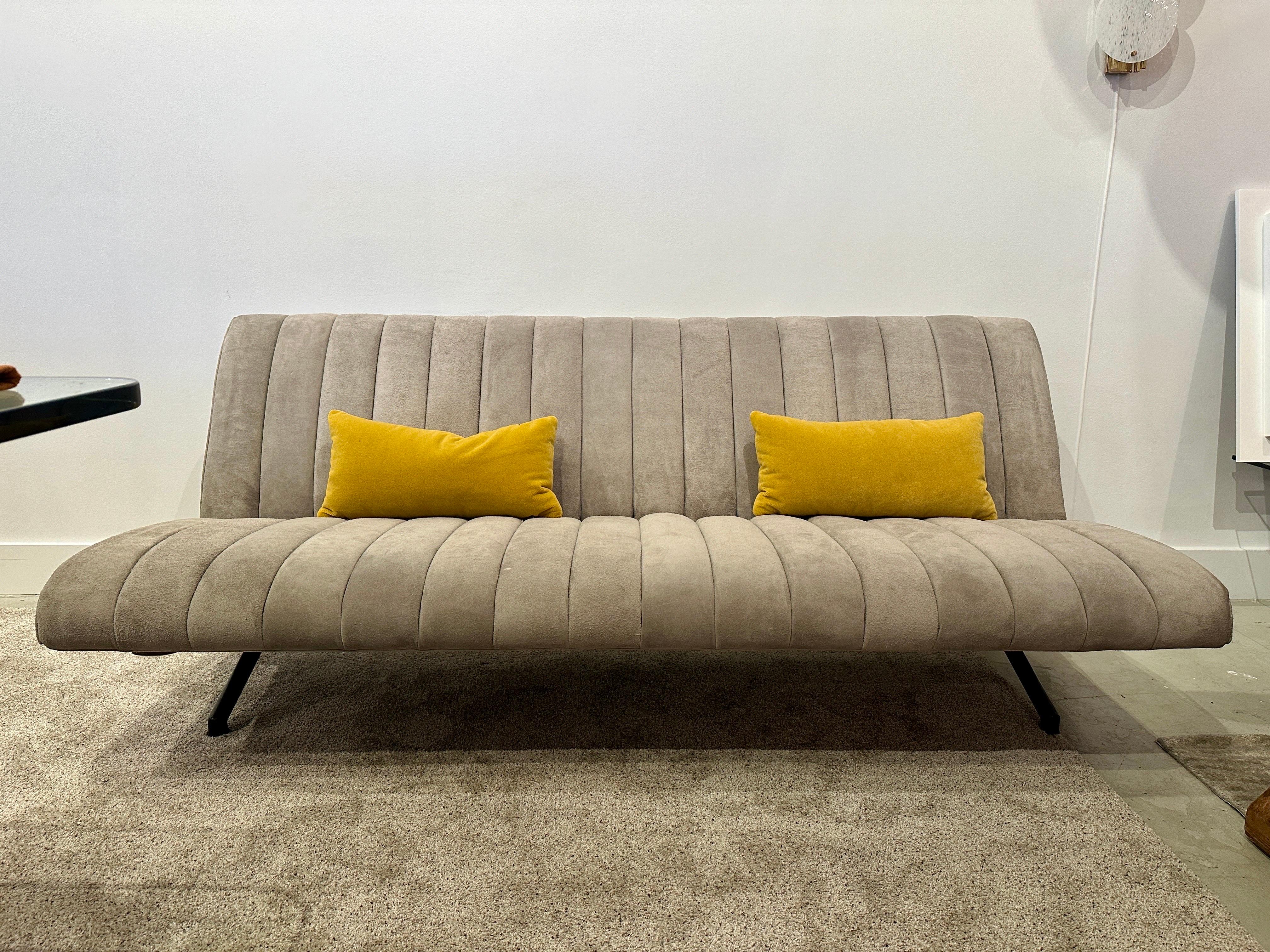 Mid-Century Modern Canapé D70 d'Osvaldo Borsani pour Tecno en cuir de daim gris en vente