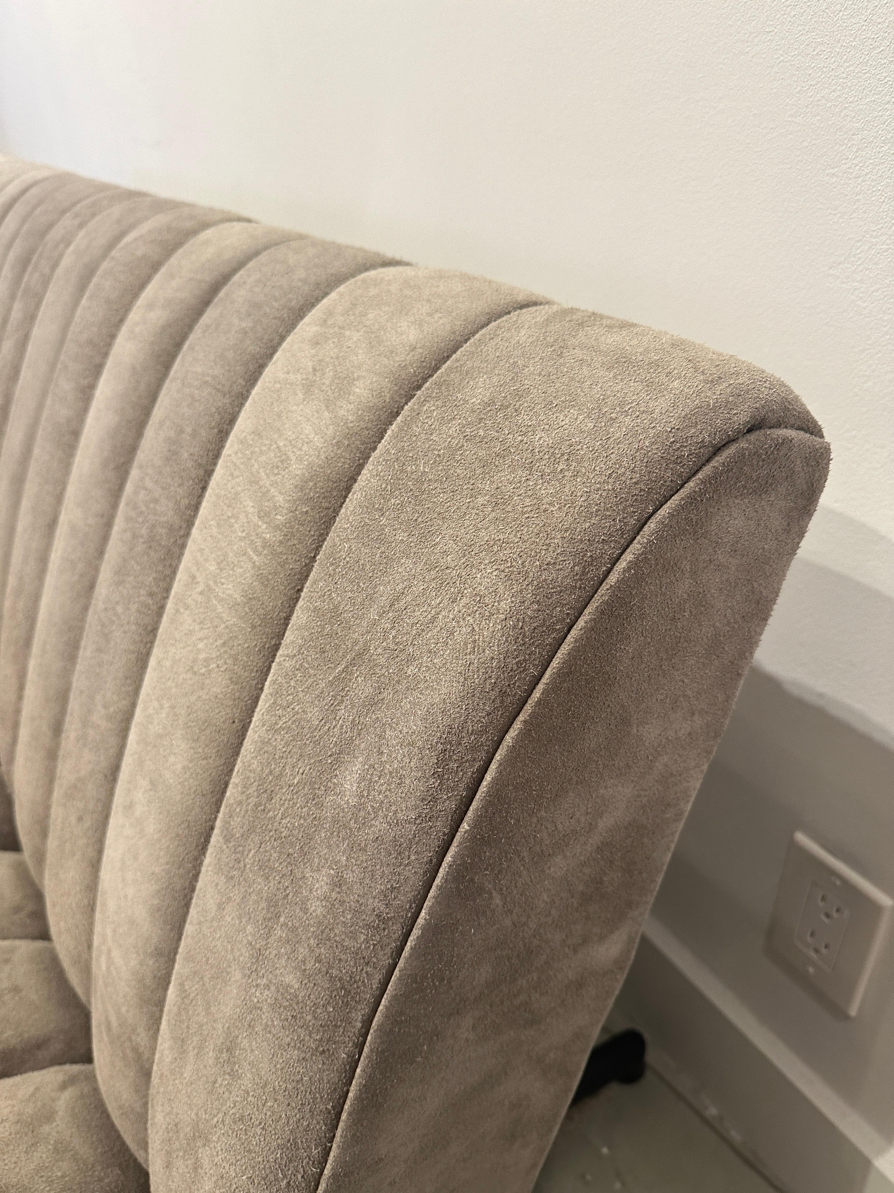 Osvaldo Borsani for Tecno 'D70' Sofa in Gray Suede Leather In Good Condition For Sale In East Hampton, NY