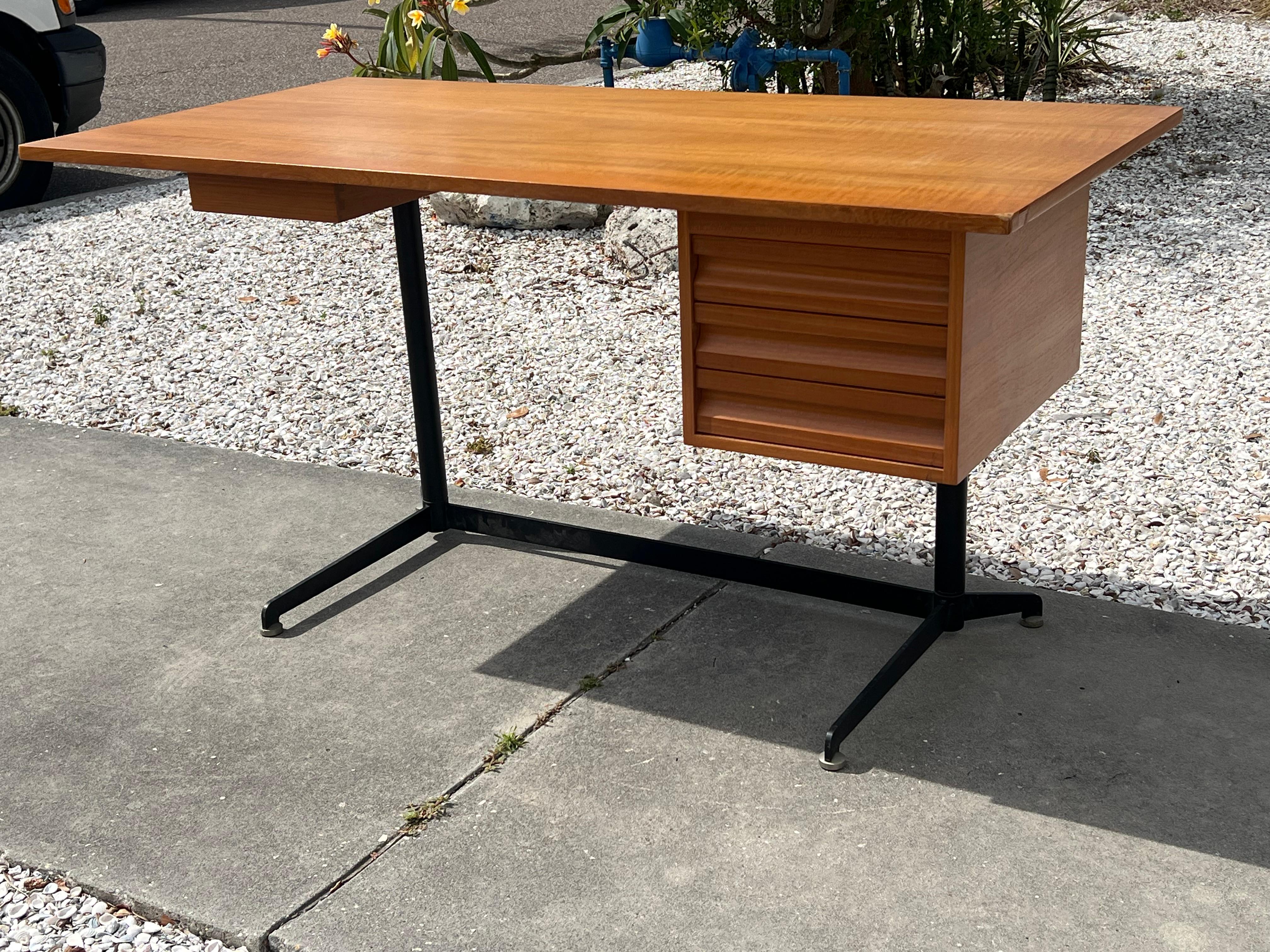 osvaldo borsani desk