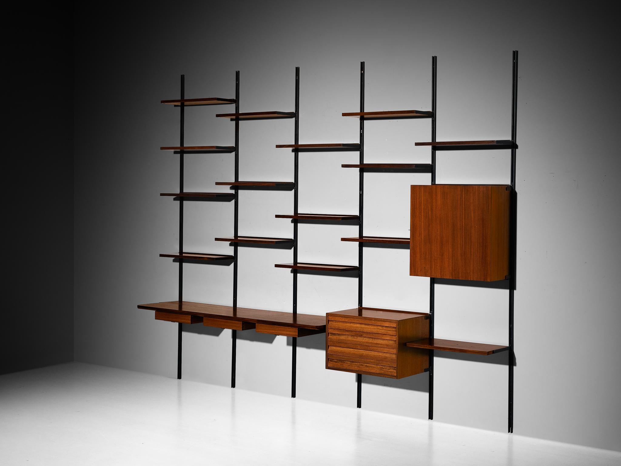 Osvaldo Borsani per Tecno, libreria o pensile, modello 'E22', acciaio laccato, alluminio laccato, impiallacciatura di palissandro, vetro, Italia, design 1957.

Questa elegante scaffalatura a parete, realizzata in noce e metallo, è dotata di cinque